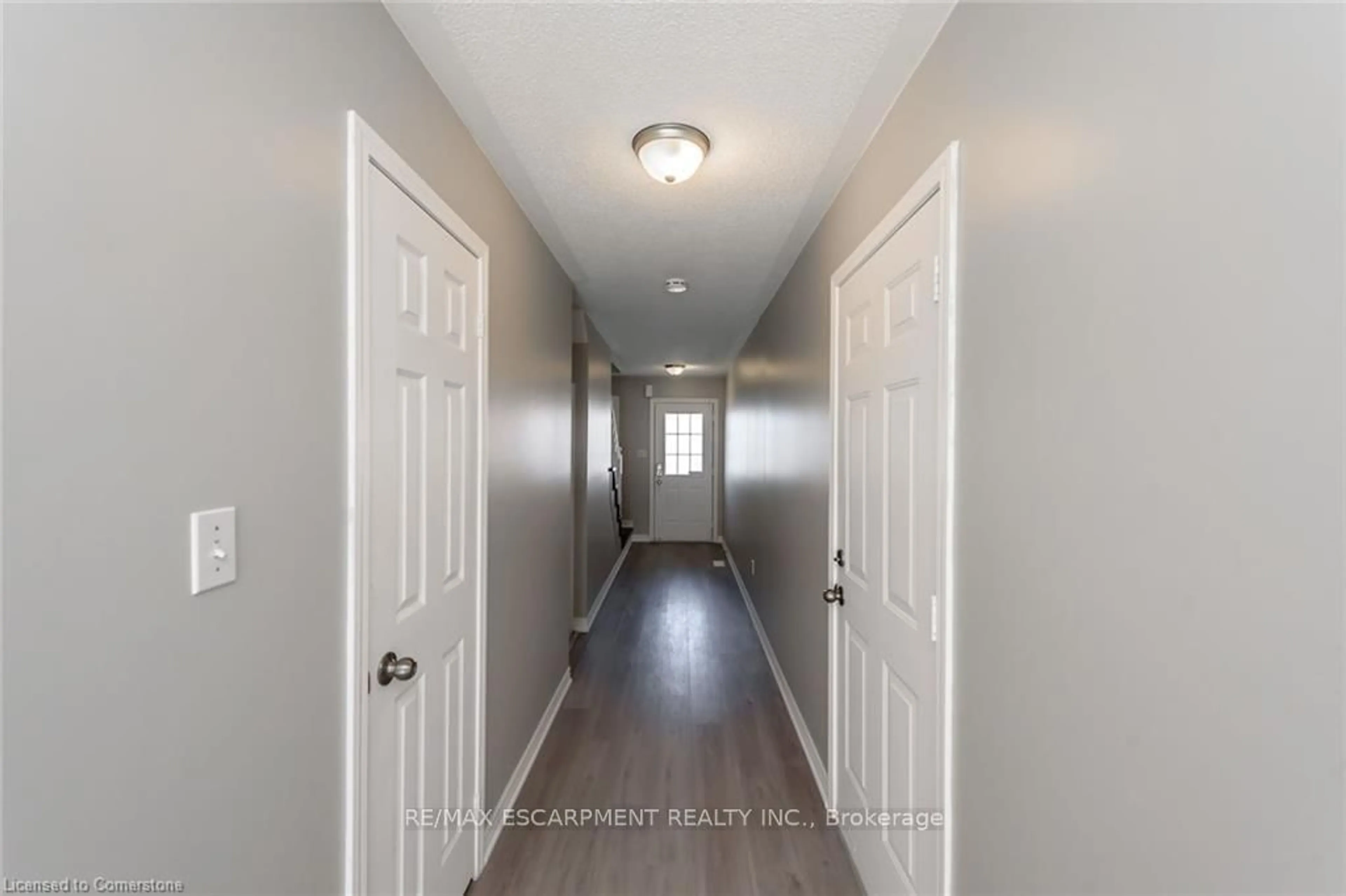Indoor entryway for 626 Taylor Cres, Burlington Ontario L7L 7A5