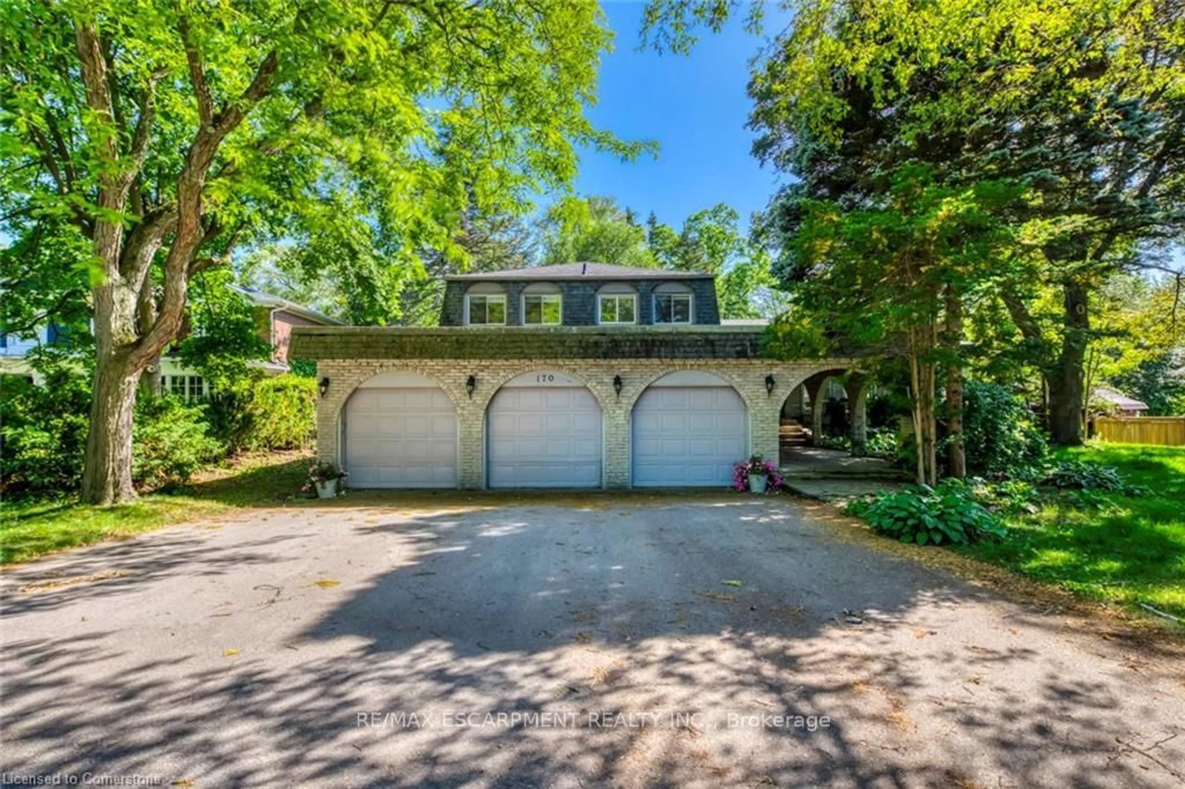 Indoor garage for 170 Cavendish Crt, Oakville Ontario L6J 5S2