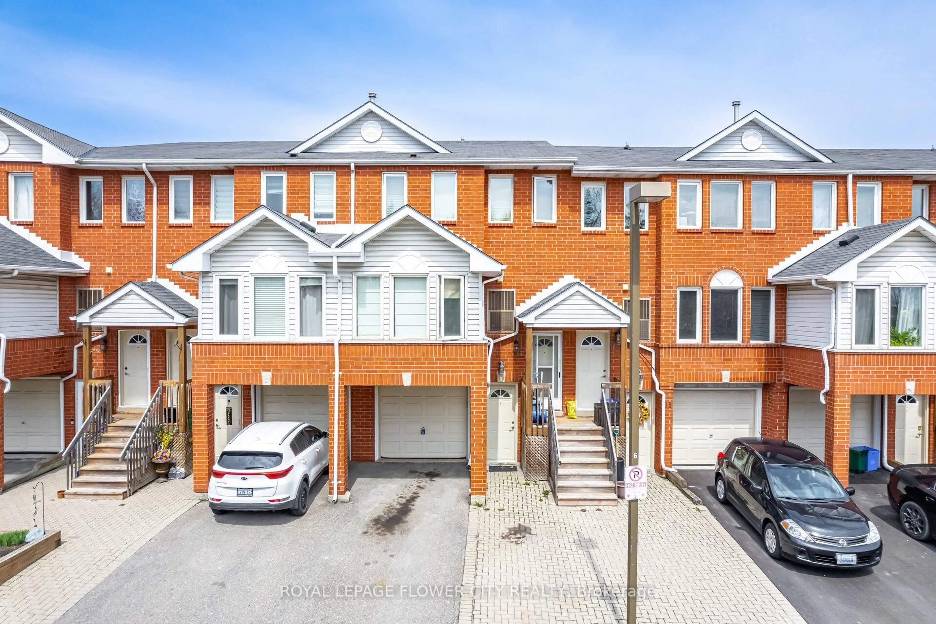 A pic from outside/outdoor area/front of a property/back of a property/a pic from drone, street for 33 Wylie Circ #40, Halton Hills Ontario L7G 5M1