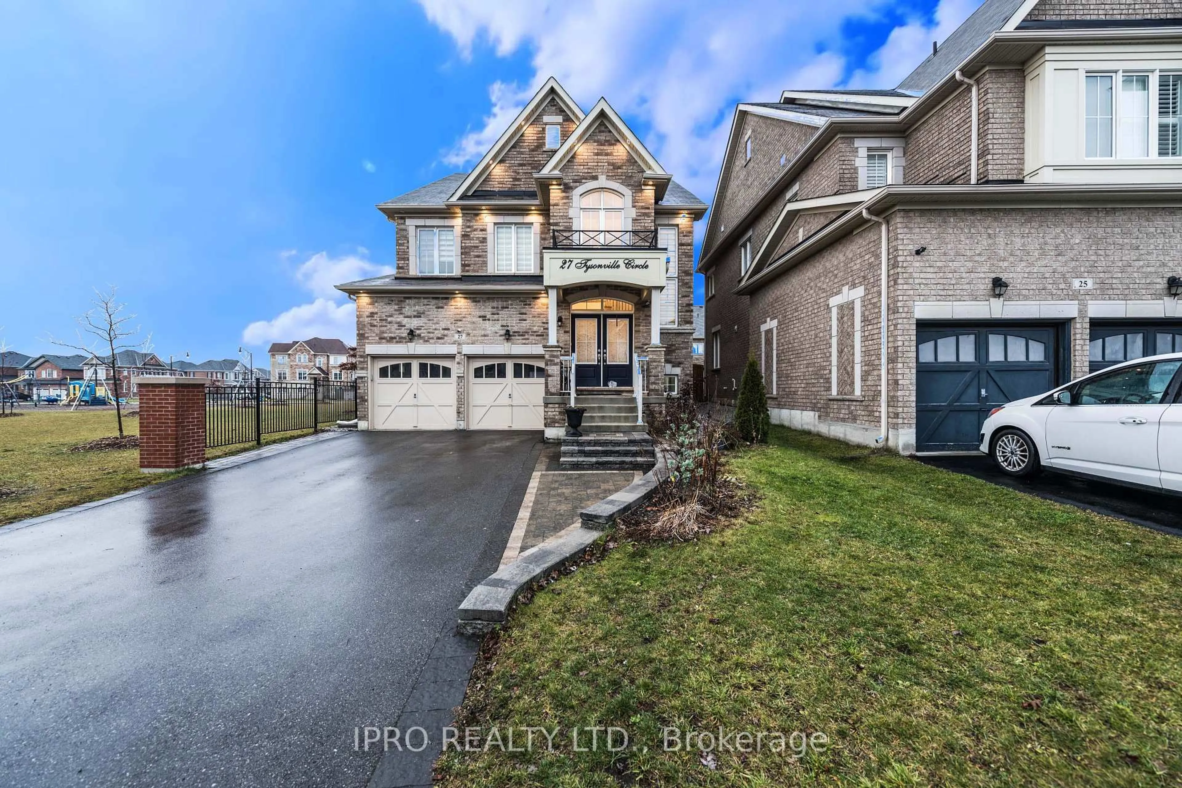 A pic from outside/outdoor area/front of a property/back of a property/a pic from drone, street for 27 Tysonville Circ, Brampton Ontario L7A 4A6