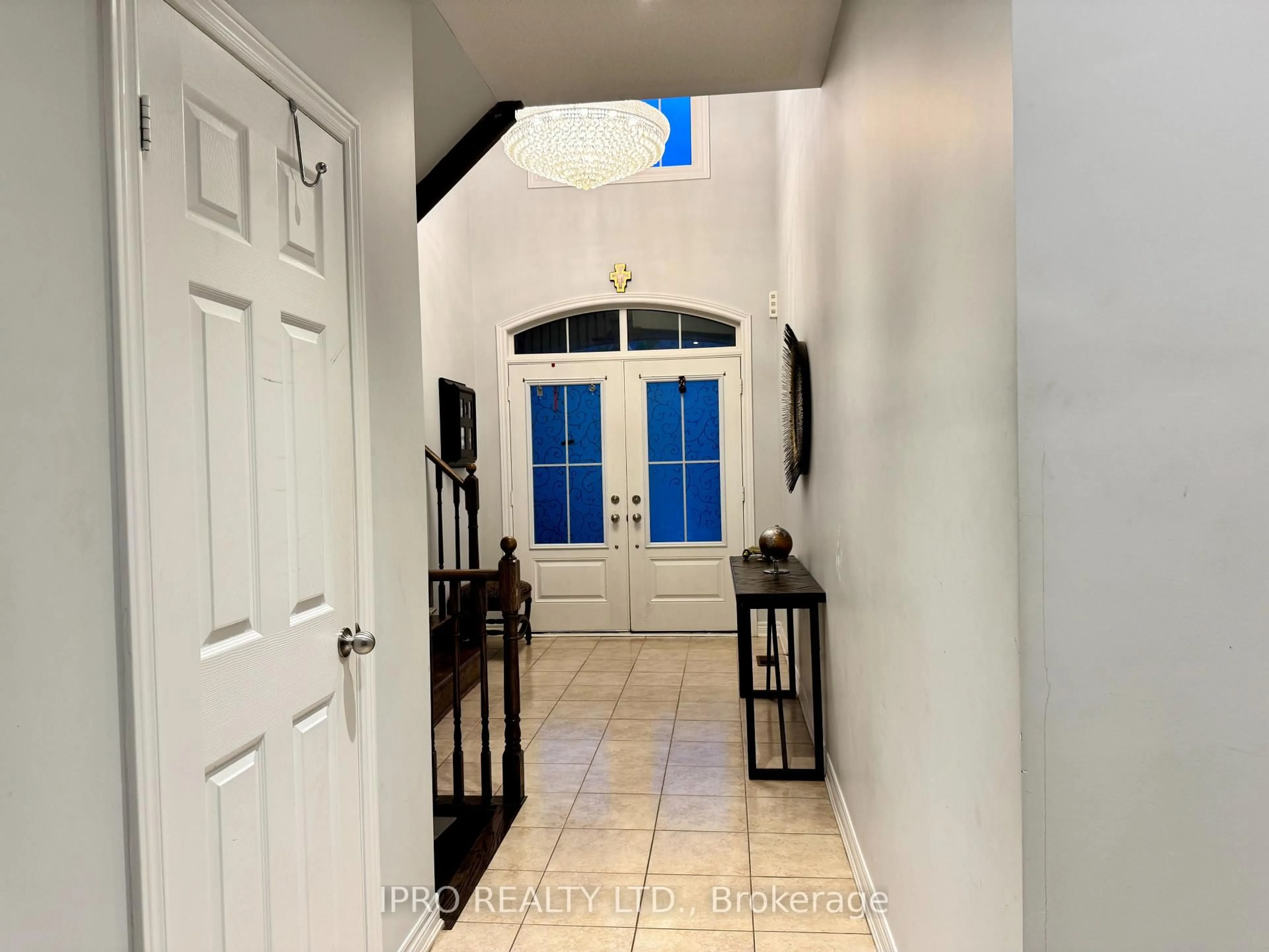 Indoor foyer for 27 Tysonville Circ, Brampton Ontario L7A 4A6