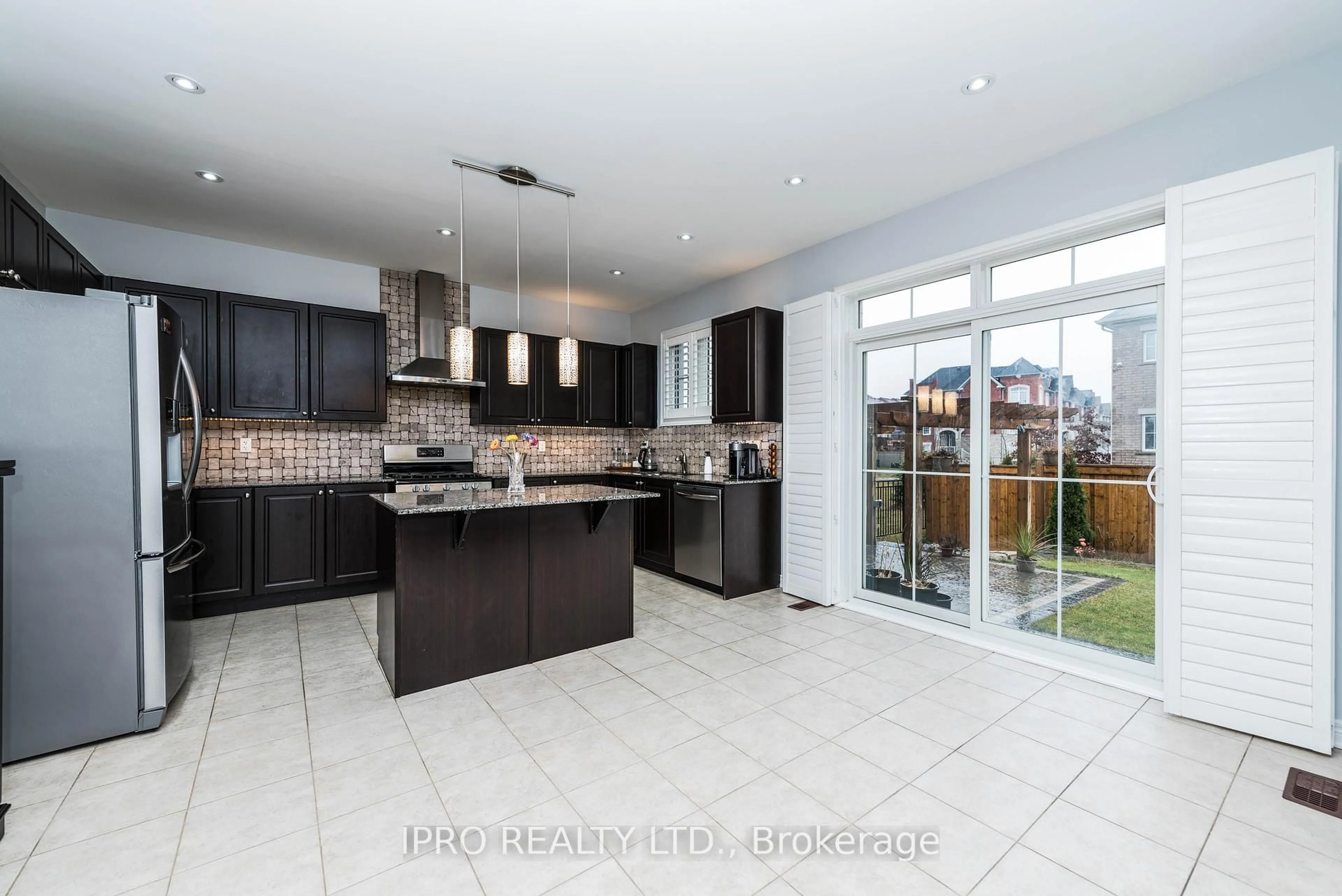 Open concept kitchen, ceramic/tile floor for 27 Tysonville Circ, Brampton Ontario L7A 4A6