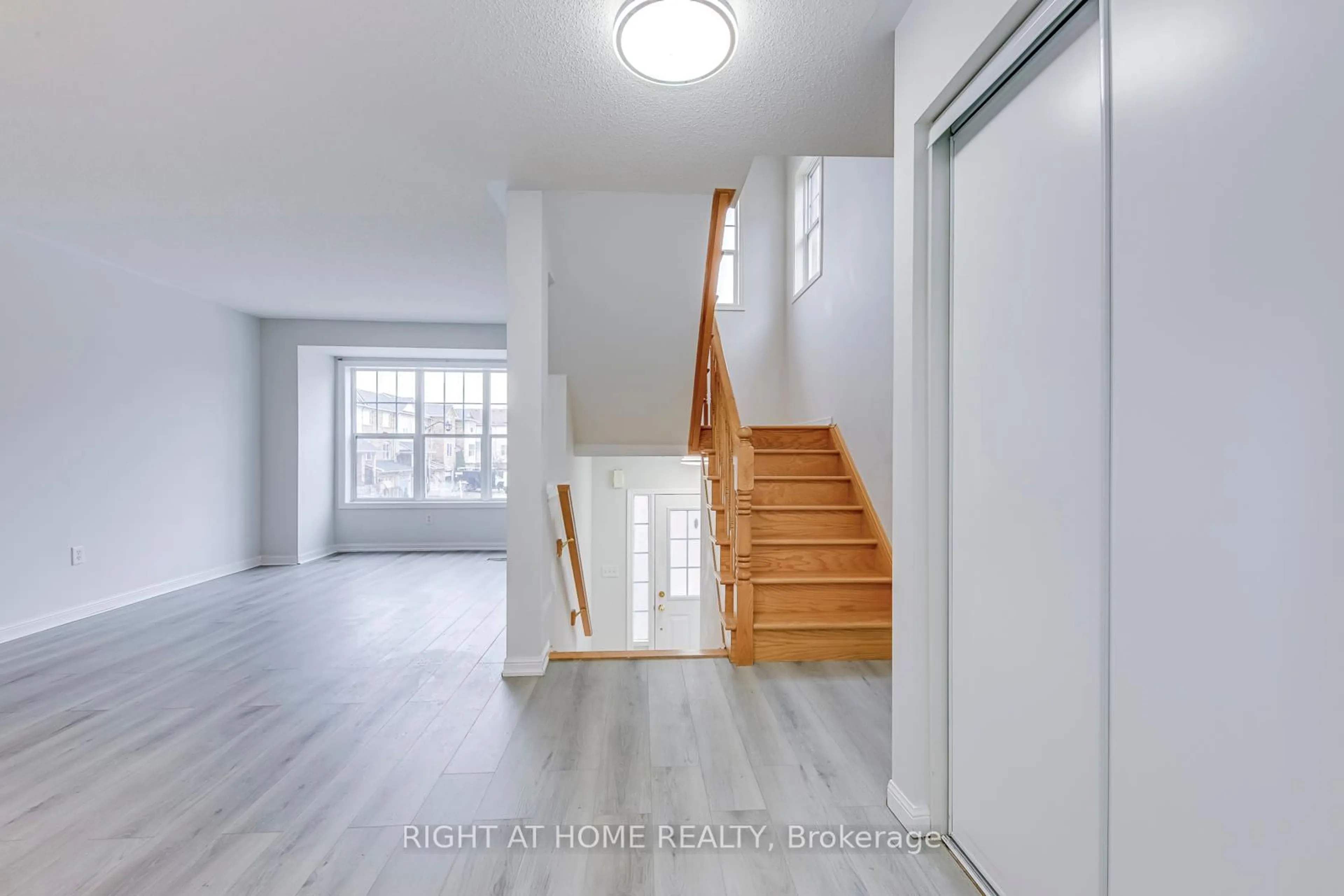 Indoor entryway for 2872 Garnethill Way, Oakville Ontario L6M 5E8