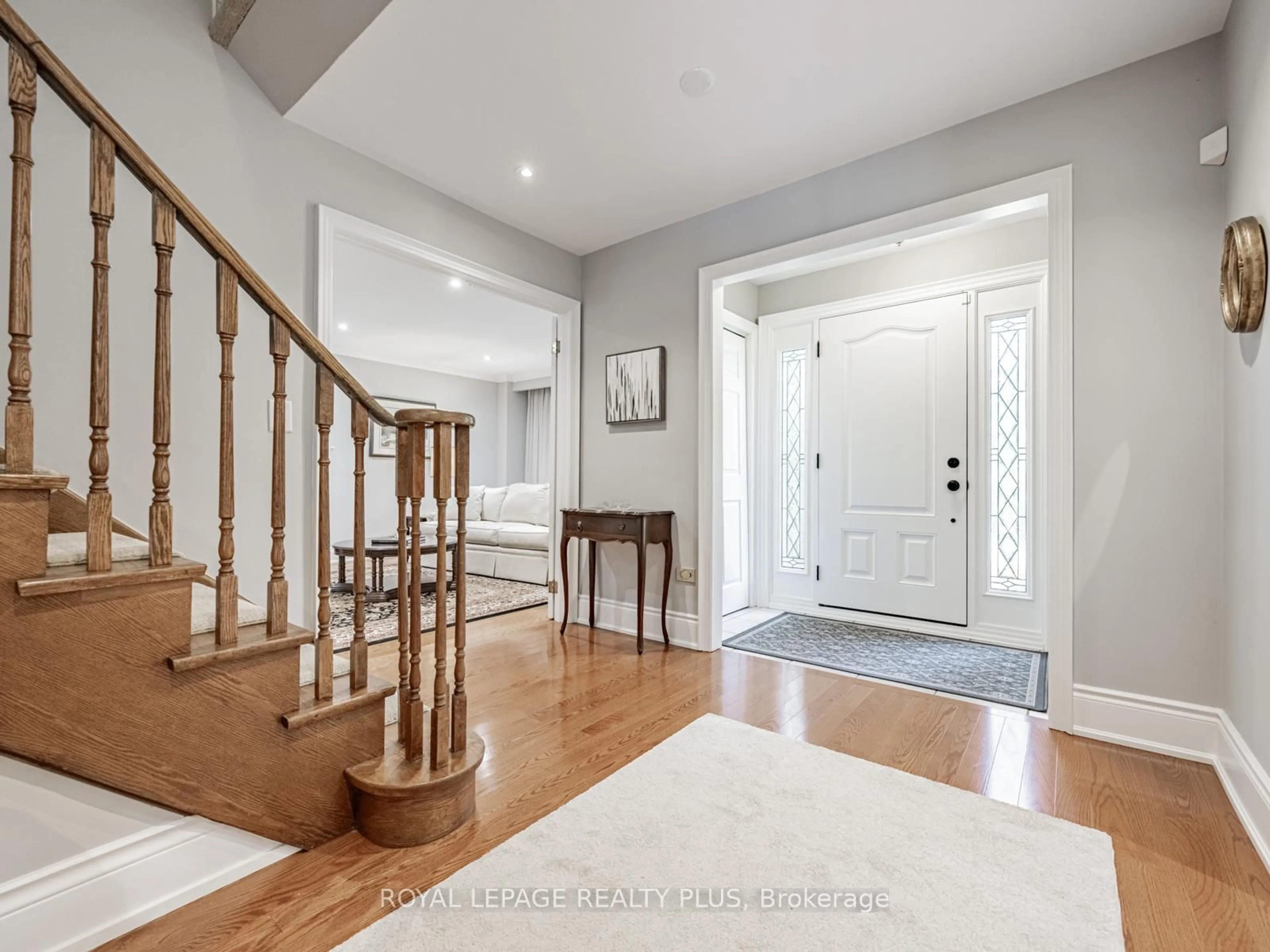 Indoor entryway for 2093 Shawanaga Tr, Mississauga Ontario L5H 3Z3