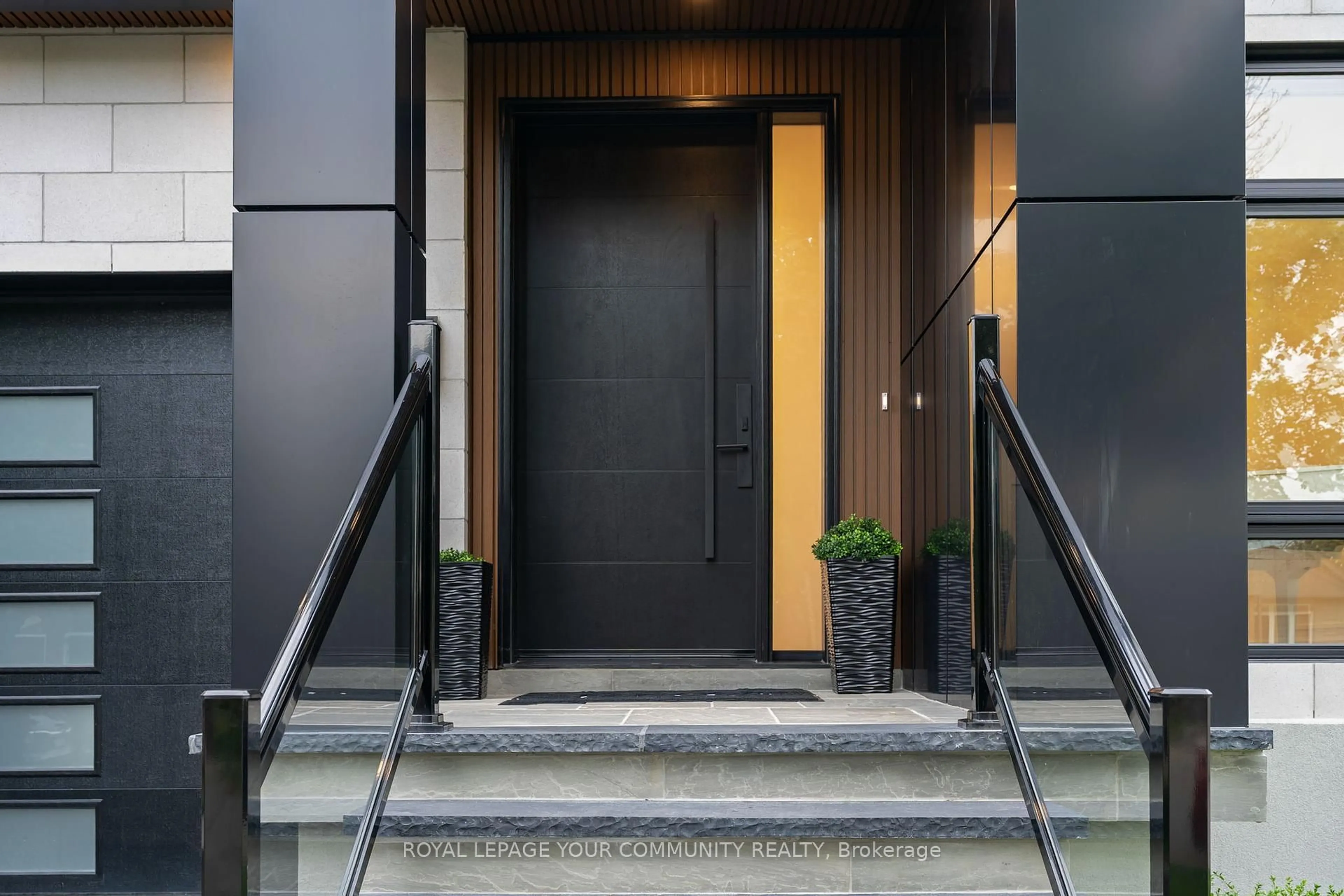 Indoor foyer for 14 Ranwood Dr, Toronto Ontario M9N 3E9