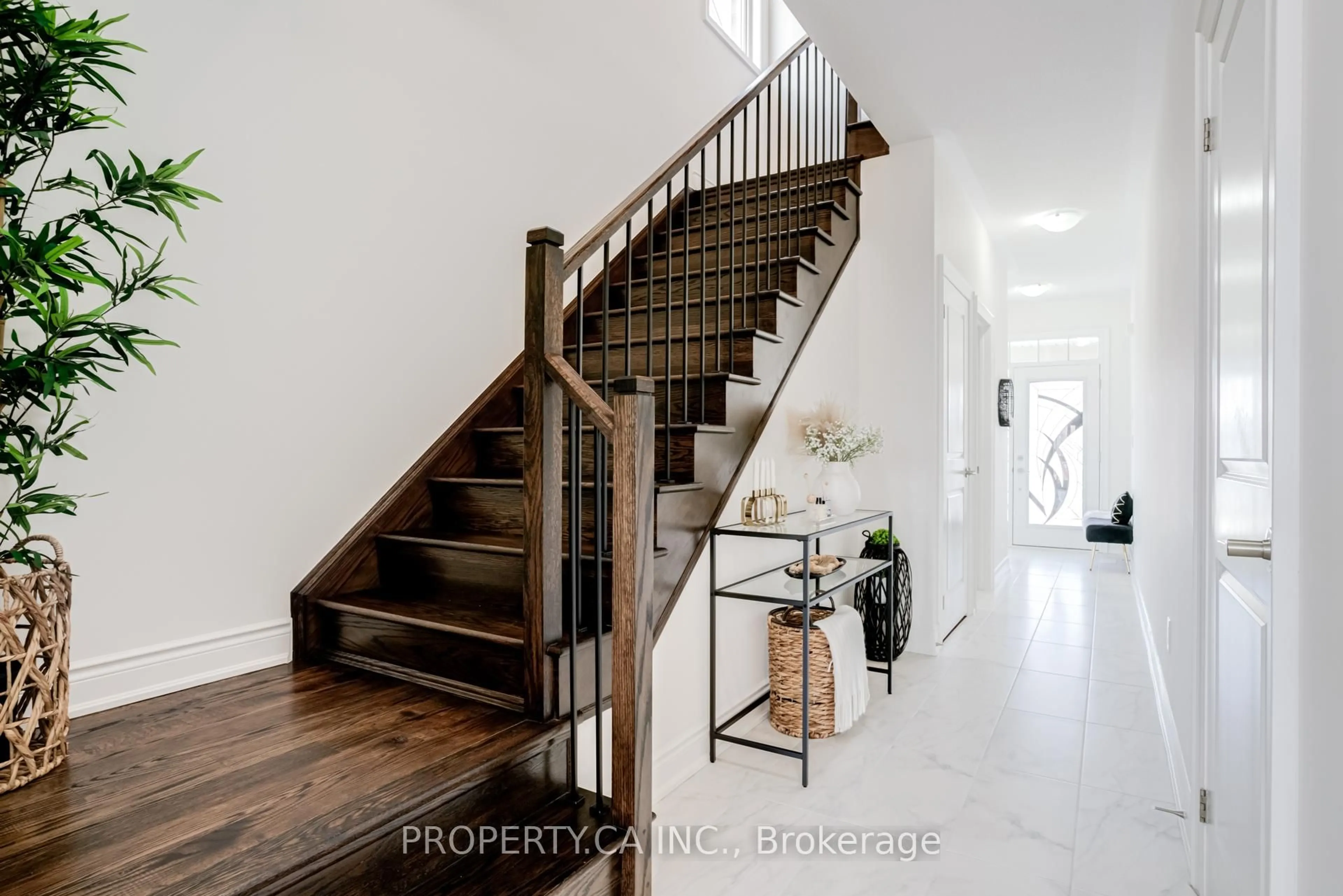 Indoor entryway for 10 Fordham Rd, Brampton Ontario L6Y 6K2