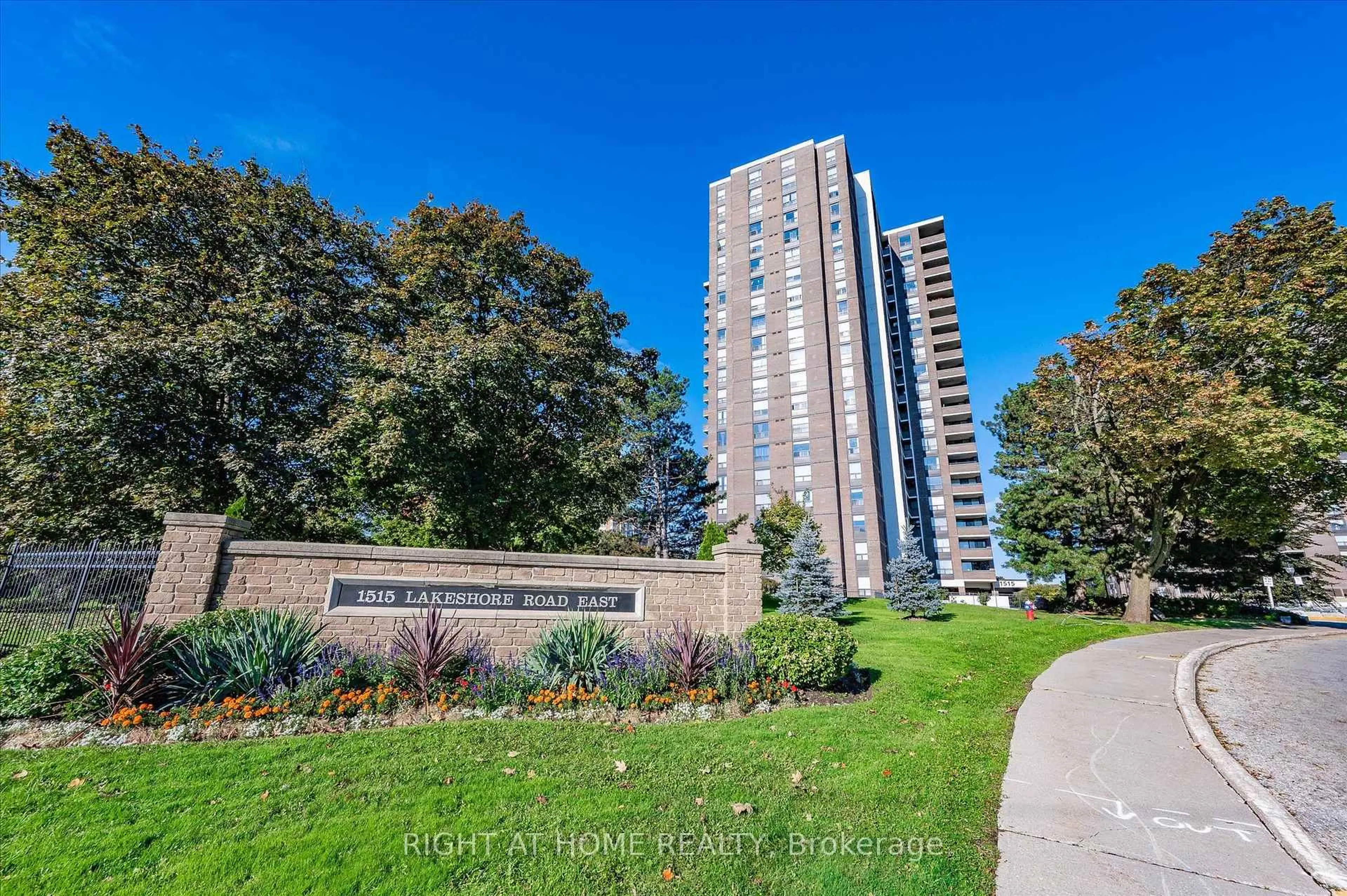 A pic from outside/outdoor area/front of a property/back of a property/a pic from drone, building for 1515 Lakeshore Rd #802, Mississauga Ontario L5E 3E3