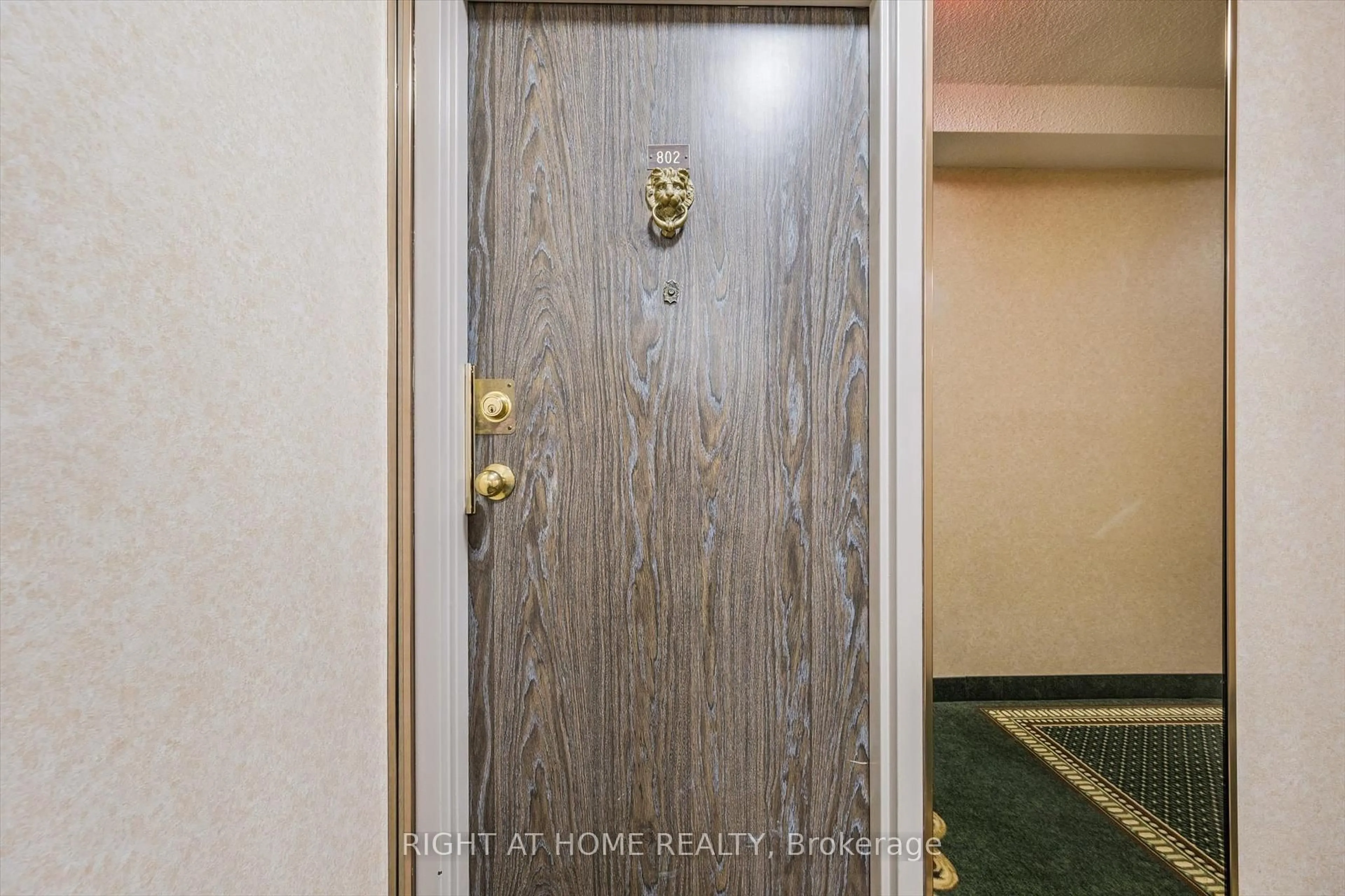 Indoor foyer for 1515 Lakeshore Rd #802, Mississauga Ontario L5E 3E3