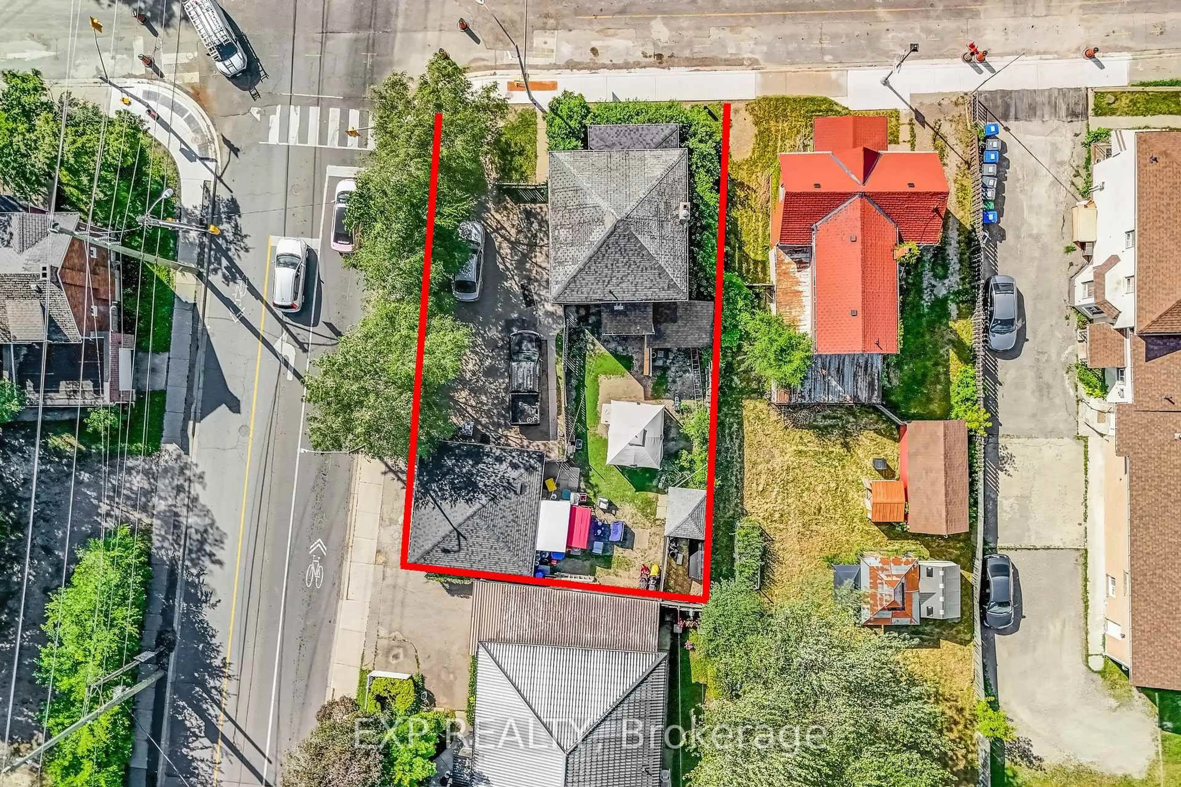 A pic from outside/outdoor area/front of a property/back of a property/a pic from drone, street for 195 Queen St, Brampton Ontario L6Y 1M5