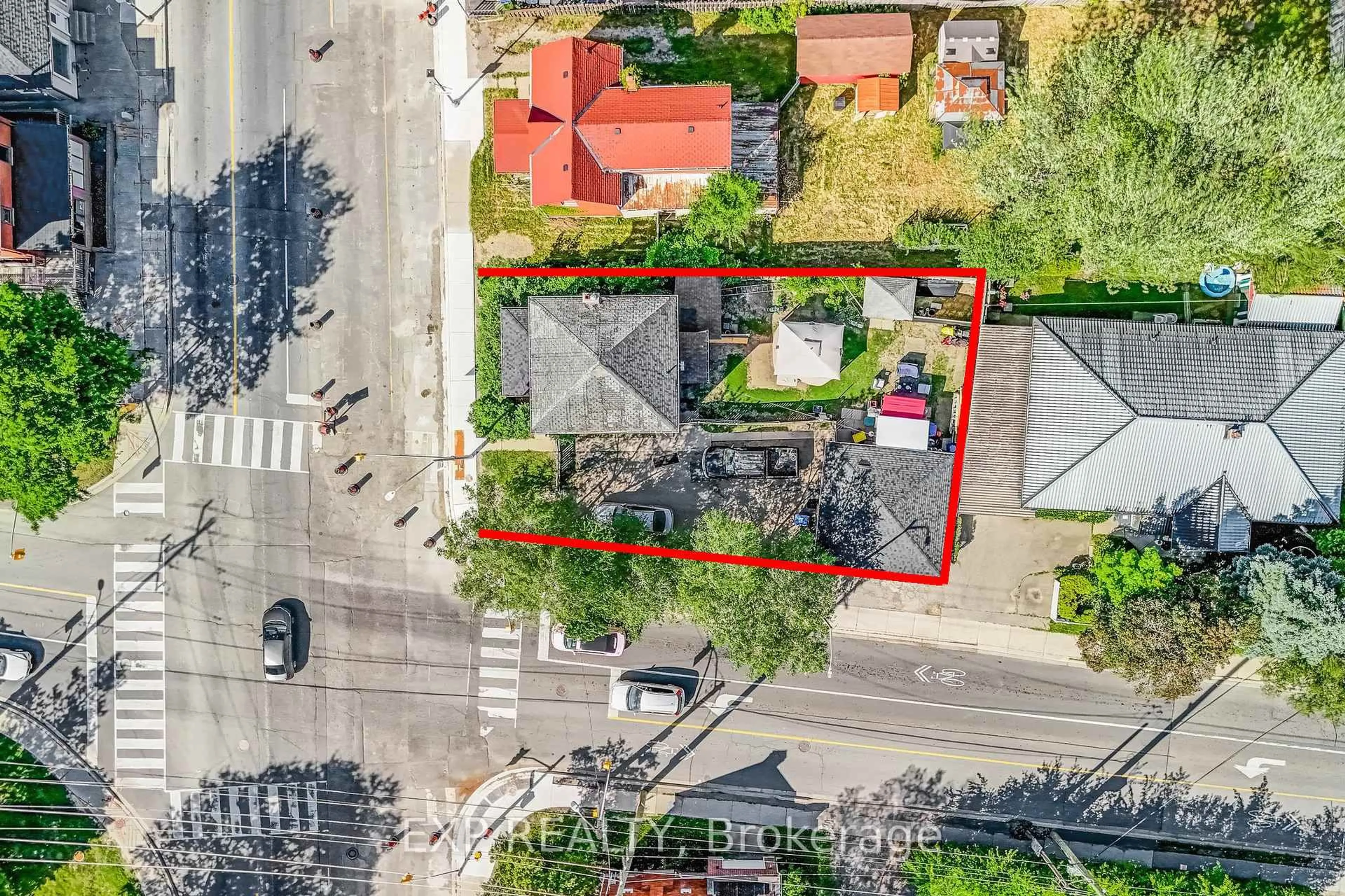 A pic from outside/outdoor area/front of a property/back of a property/a pic from drone, street for 195 Queen St, Brampton Ontario L6Y 1M5