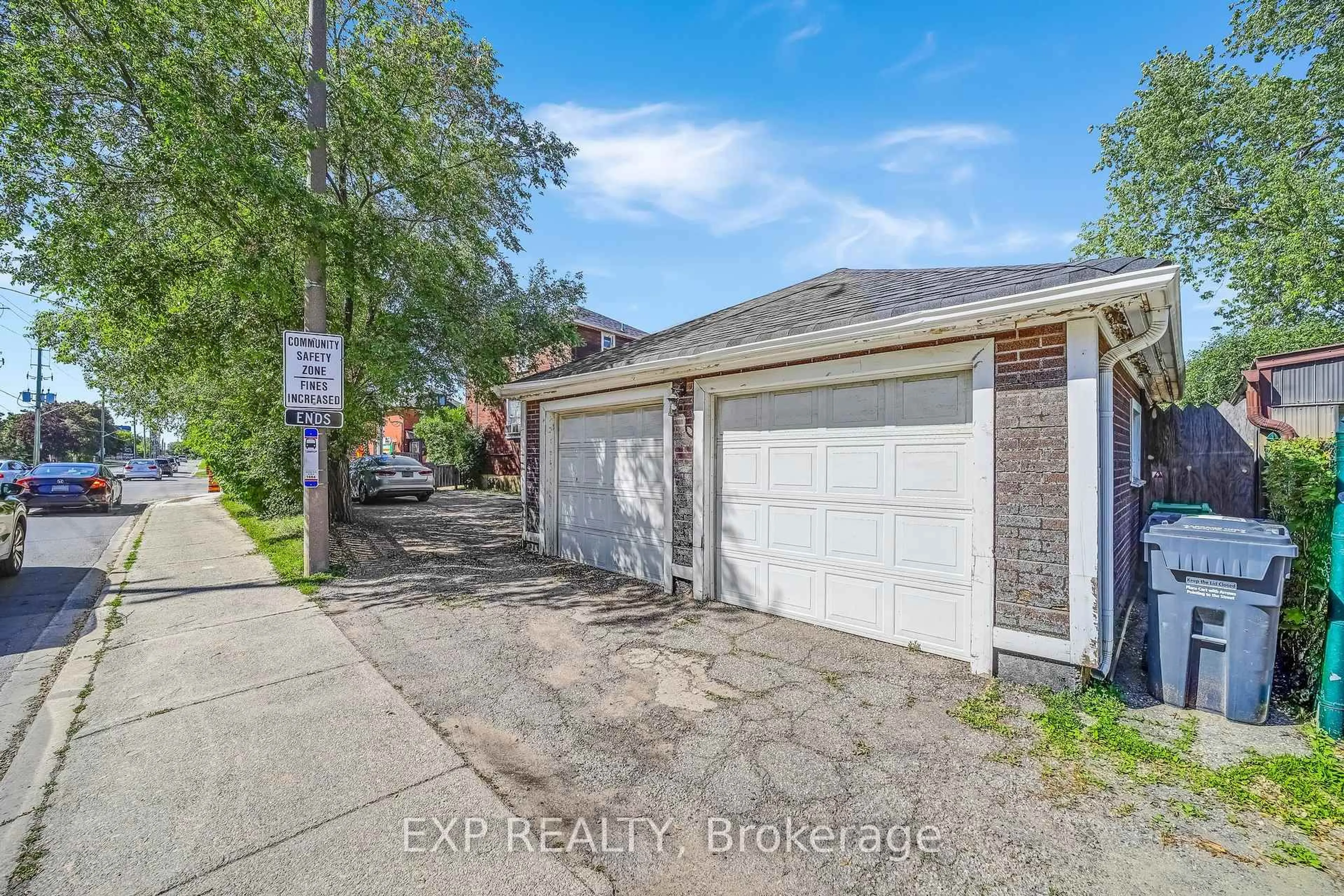 A pic from outside/outdoor area/front of a property/back of a property/a pic from drone, street for 195 Queen St, Brampton Ontario L6Y 1M5