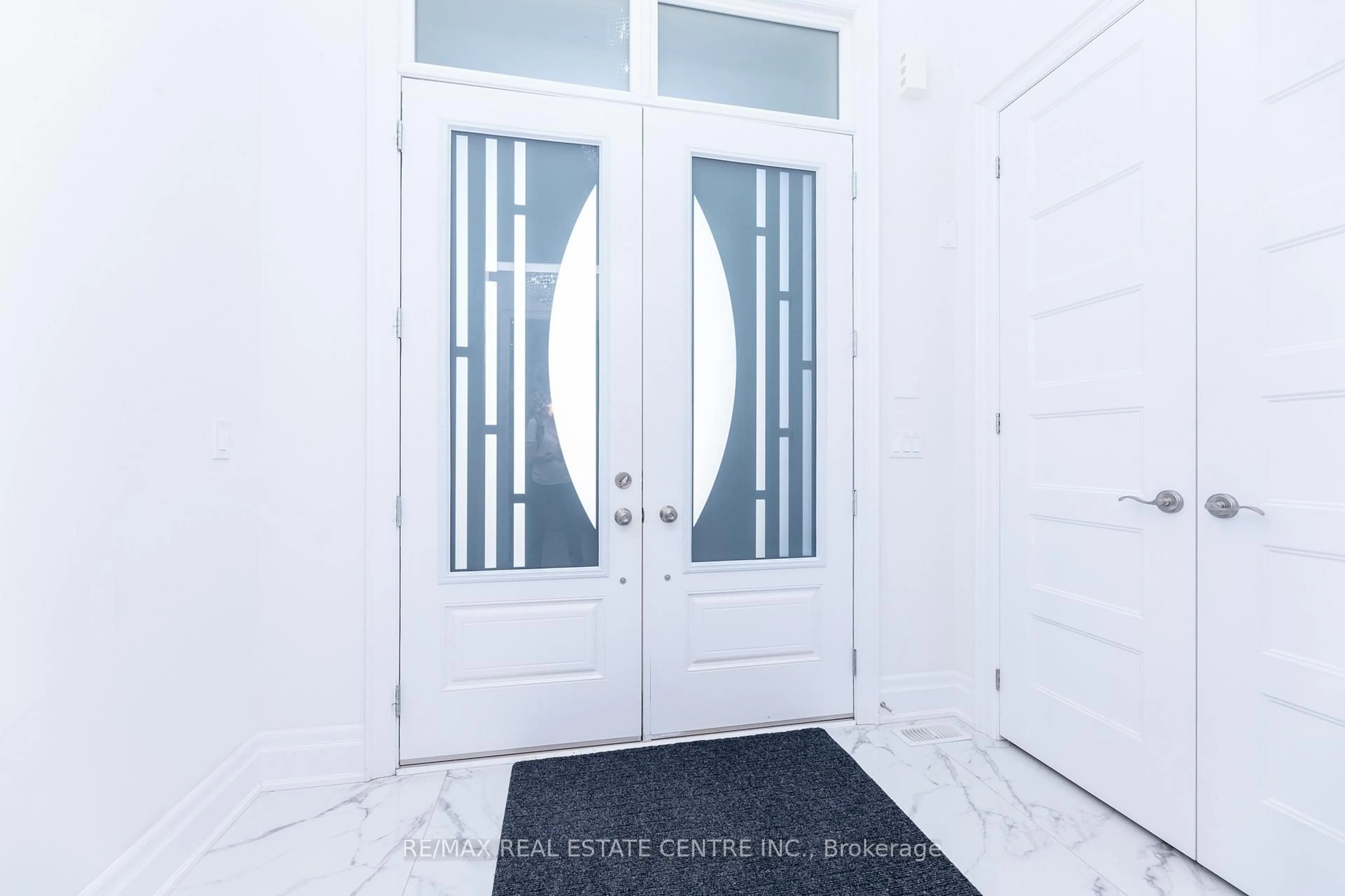 Indoor entryway for 3422 Post Rd, Oakville Ontario L6H 0Y4