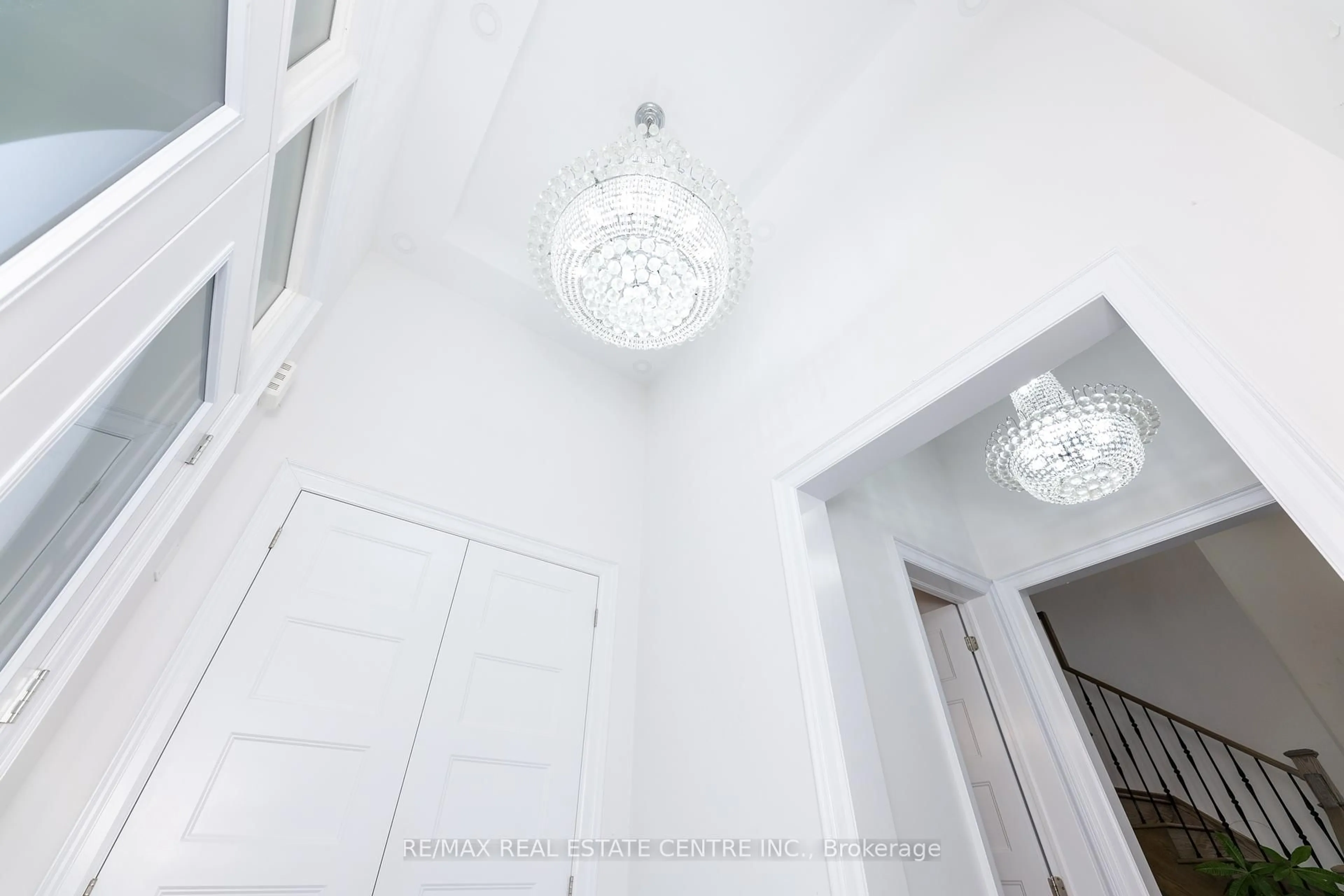 Indoor foyer for 3422 Post Rd, Oakville Ontario L6H 0Y4