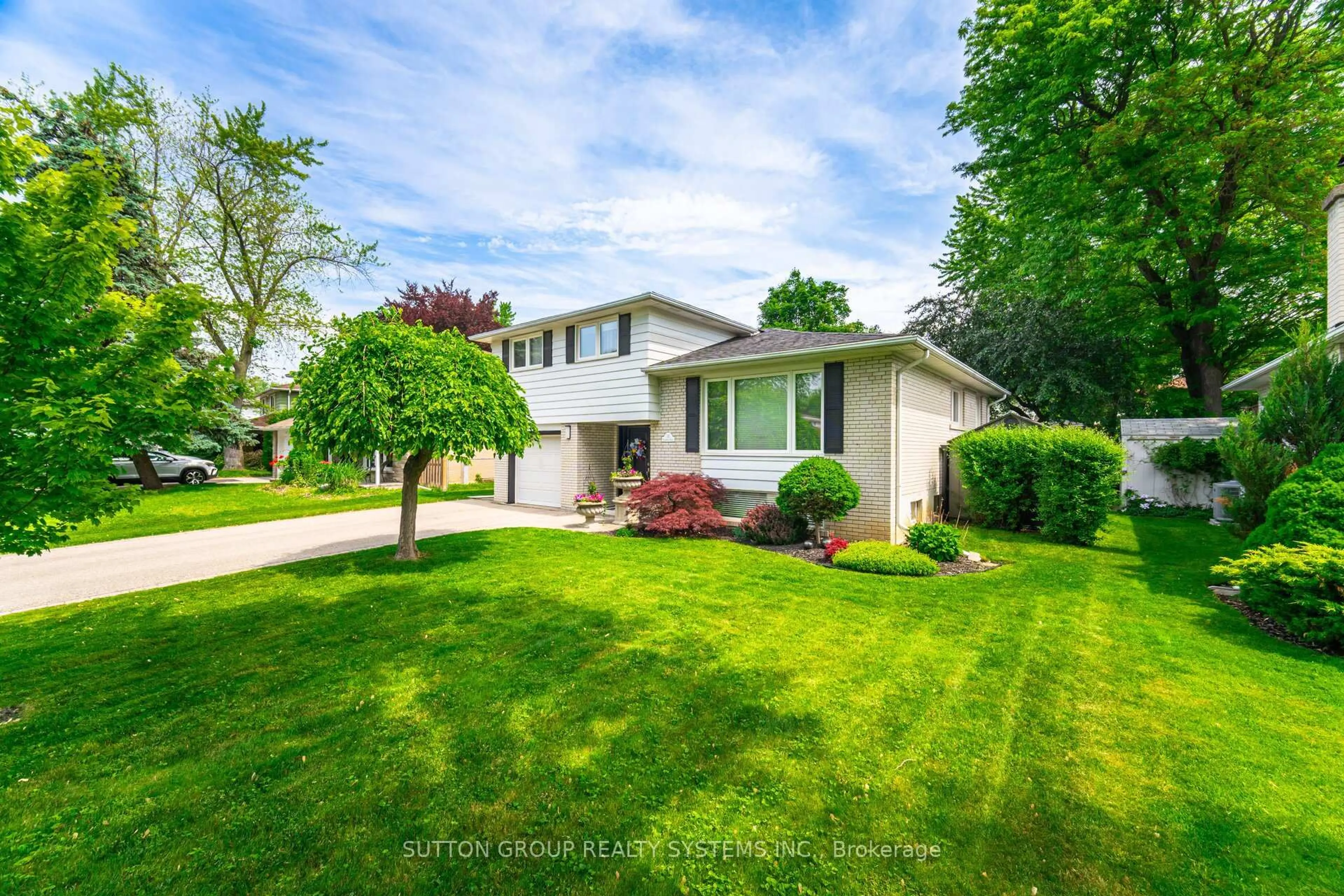 Home with vinyl exterior material, street for 11 Richmond Dr, Brampton Ontario L6W 2E7