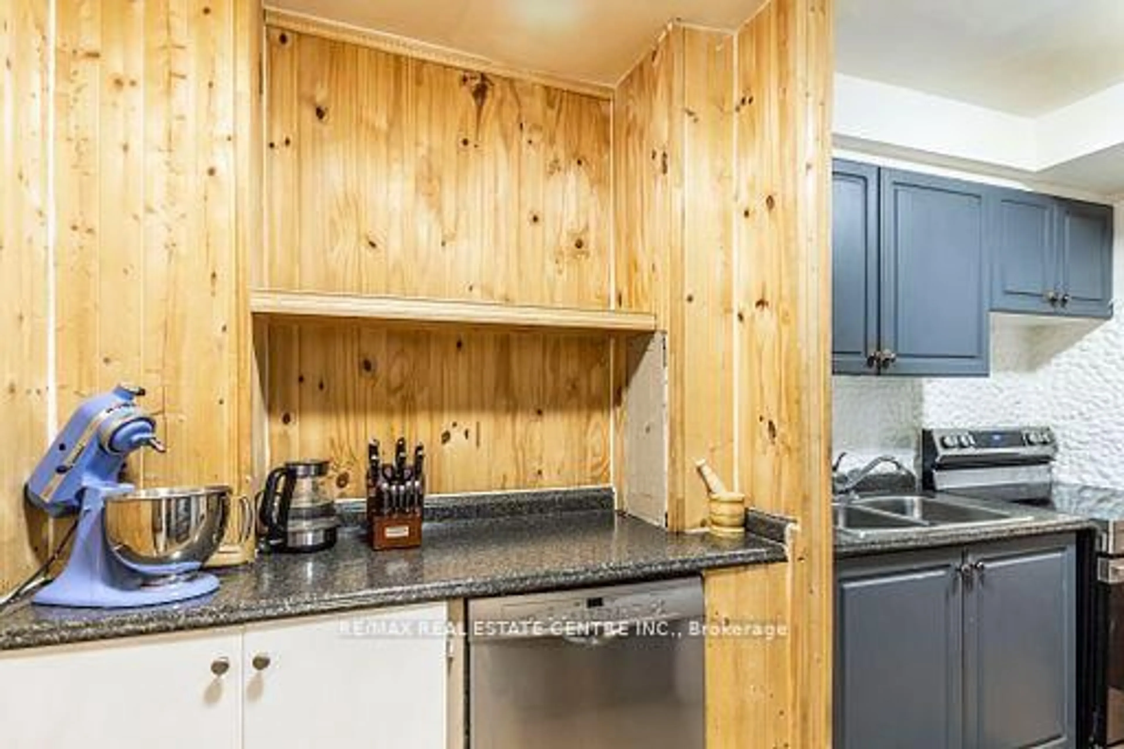 Standard kitchen, wood/laminate floor for 2095 Roche Crt #124, Mississauga Ontario L5K 2C8