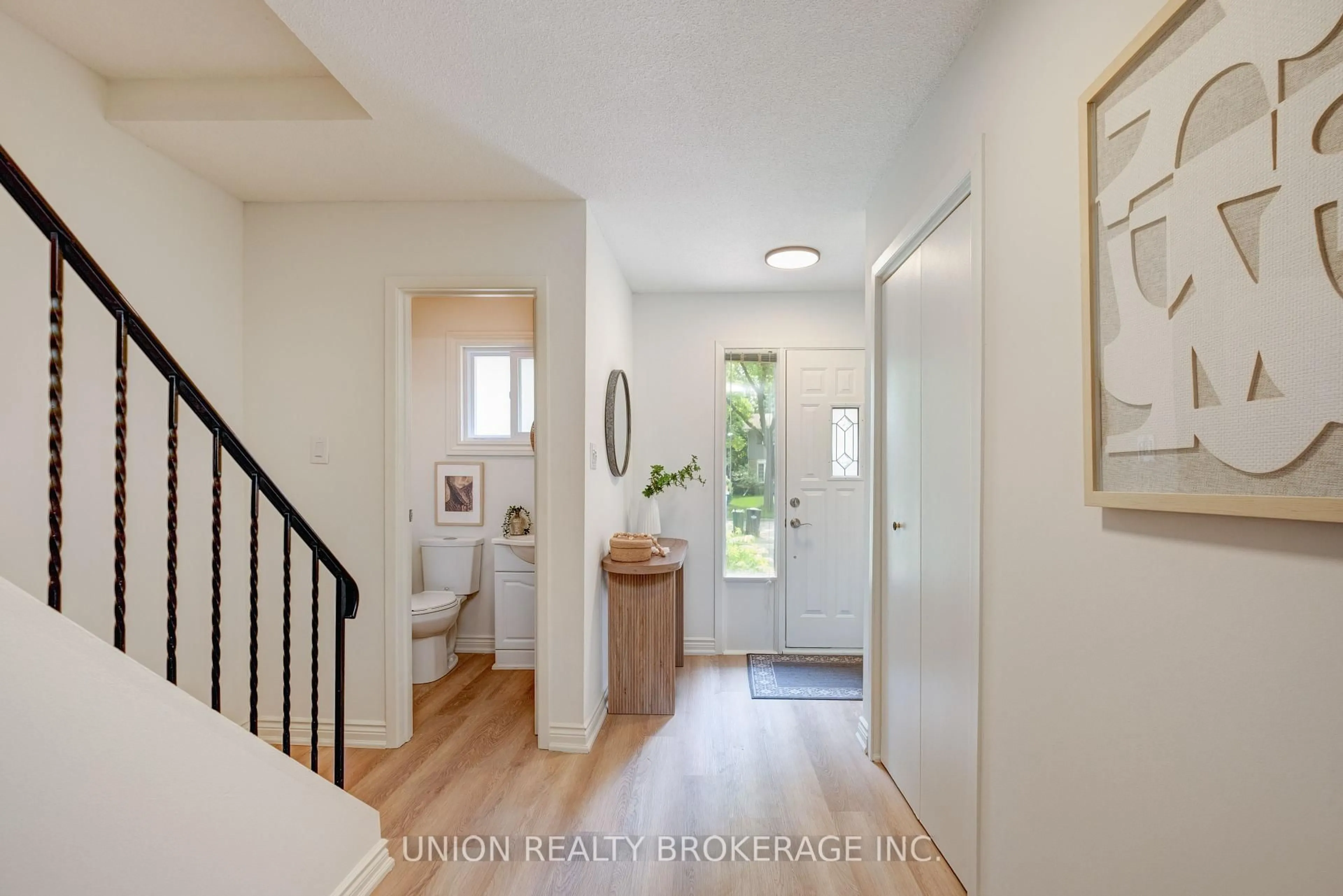 Indoor entryway for 2423 Brasilia Circ, Mississauga Ontario L5N 2E9
