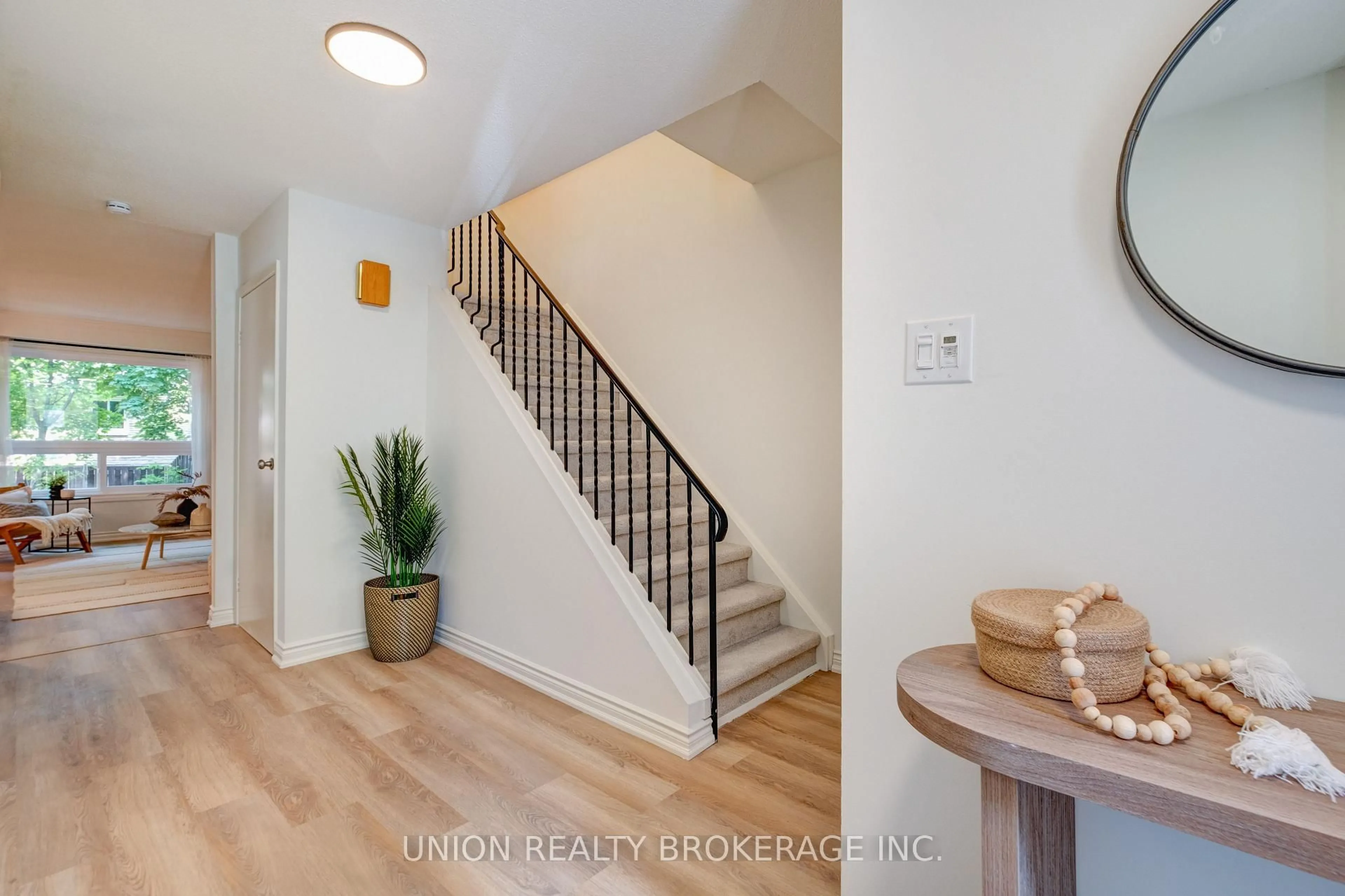 Indoor entryway for 2423 Brasilia Circ, Mississauga Ontario L5N 2E9