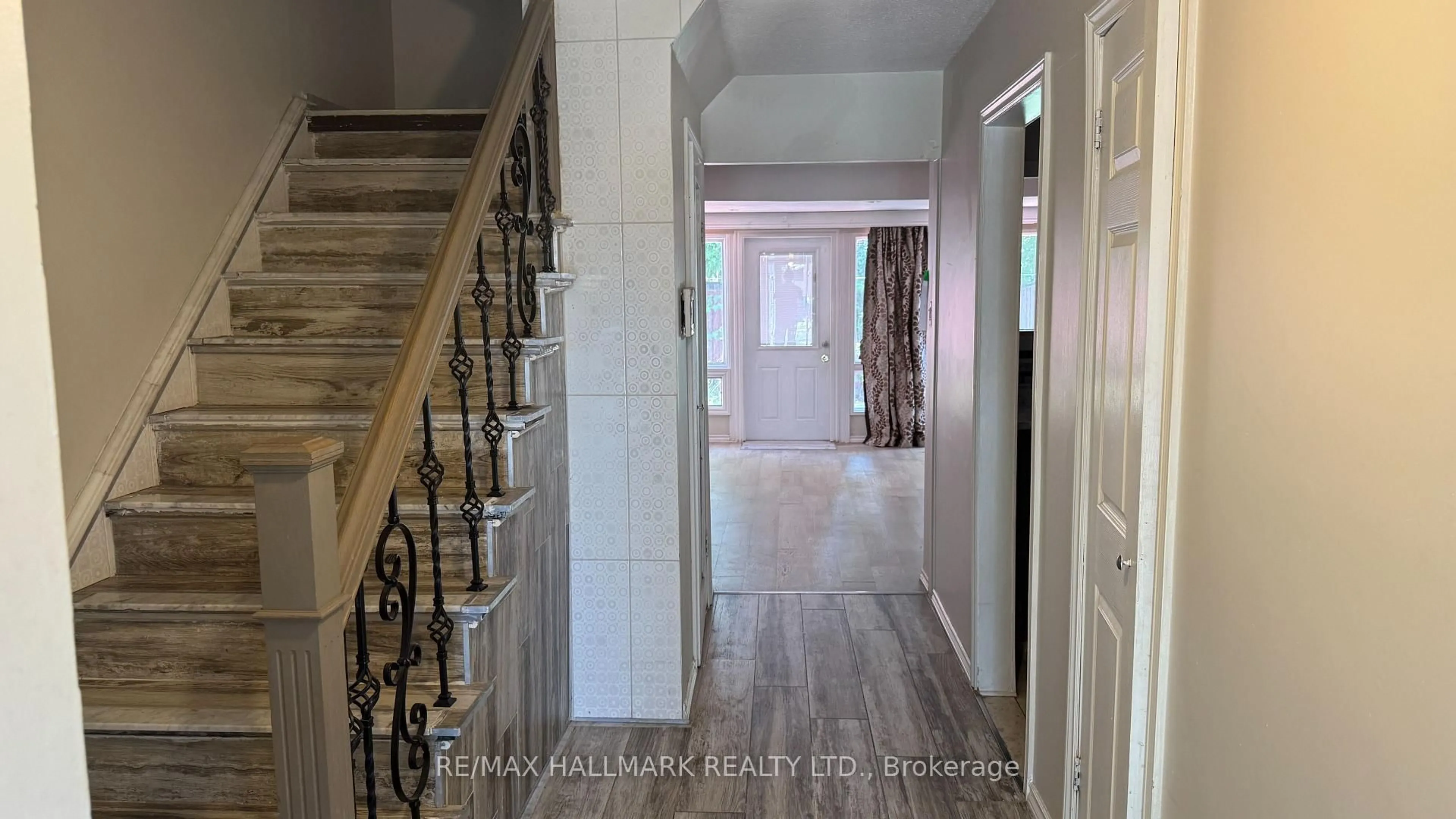 Indoor entryway for 3600 Morning Star Dr #10, Mississauga Ontario L4T 1Y5