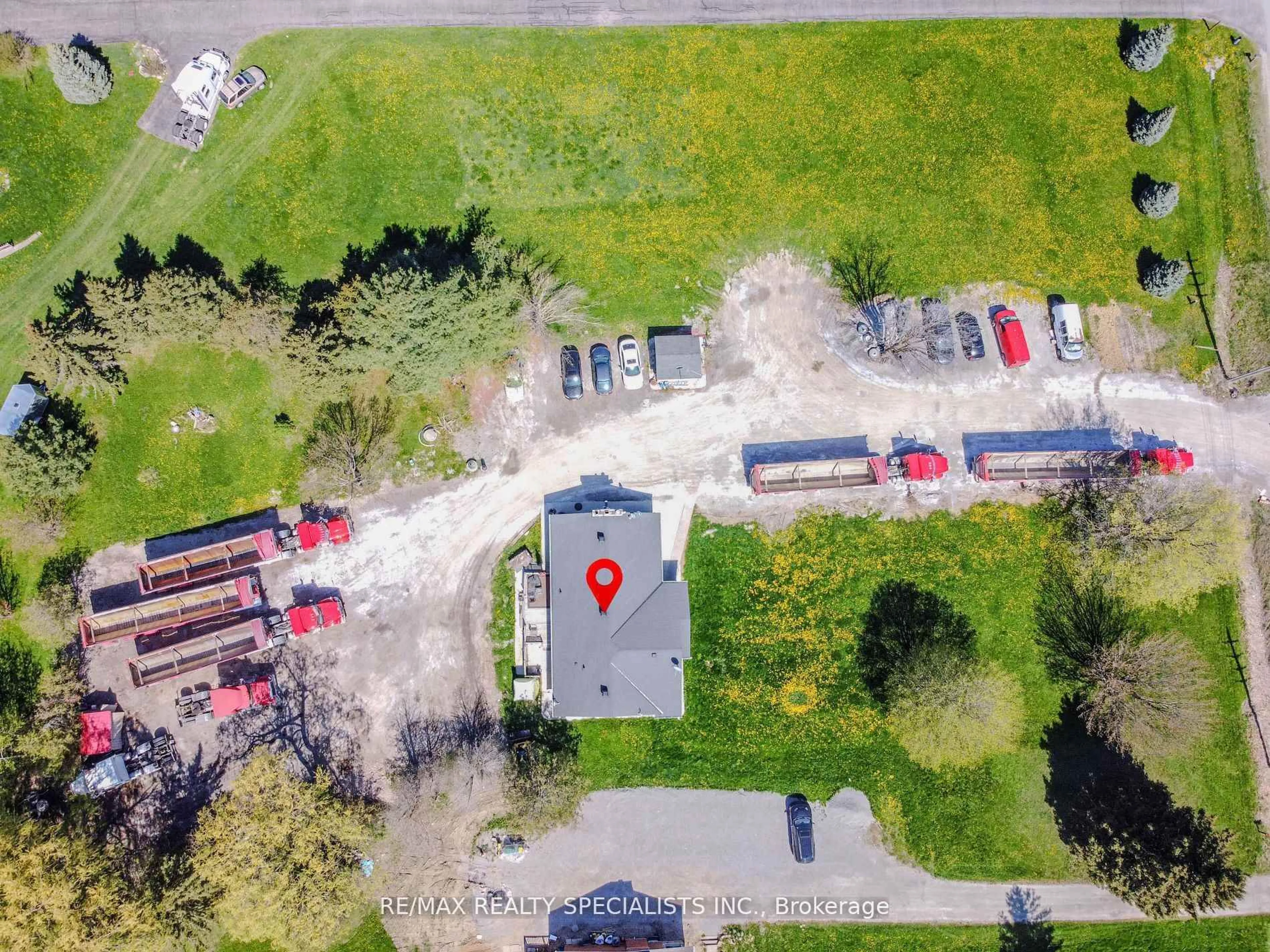 A pic from outside/outdoor area/front of a property/back of a property/a pic from drone, building for 10704 Trafalgar Rd, Halton Hills Ontario L7G 4S5