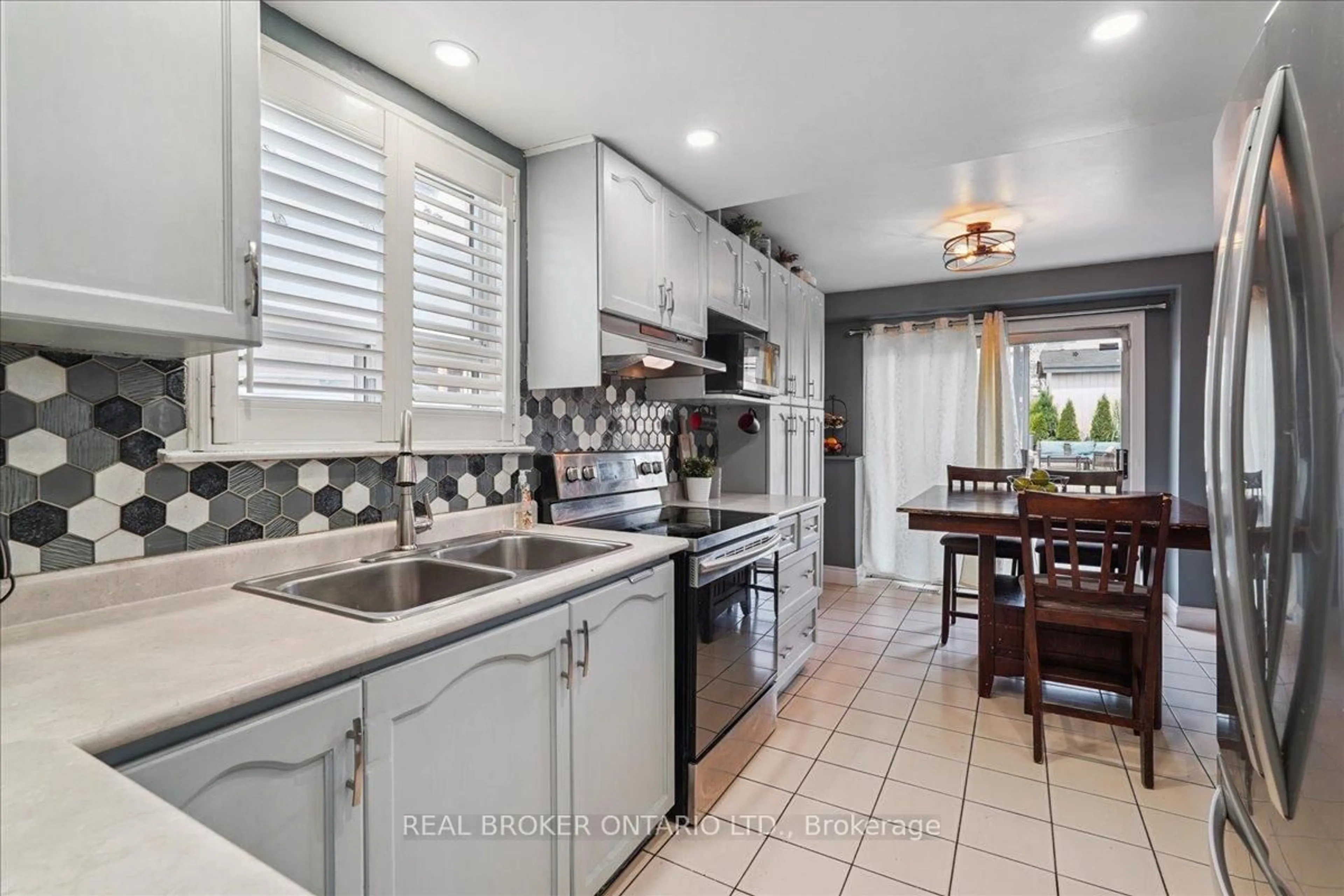Open concept kitchen, ceramic/tile floor for 3106 Redbank Cres, Mississauga Ontario L4T 1V1
