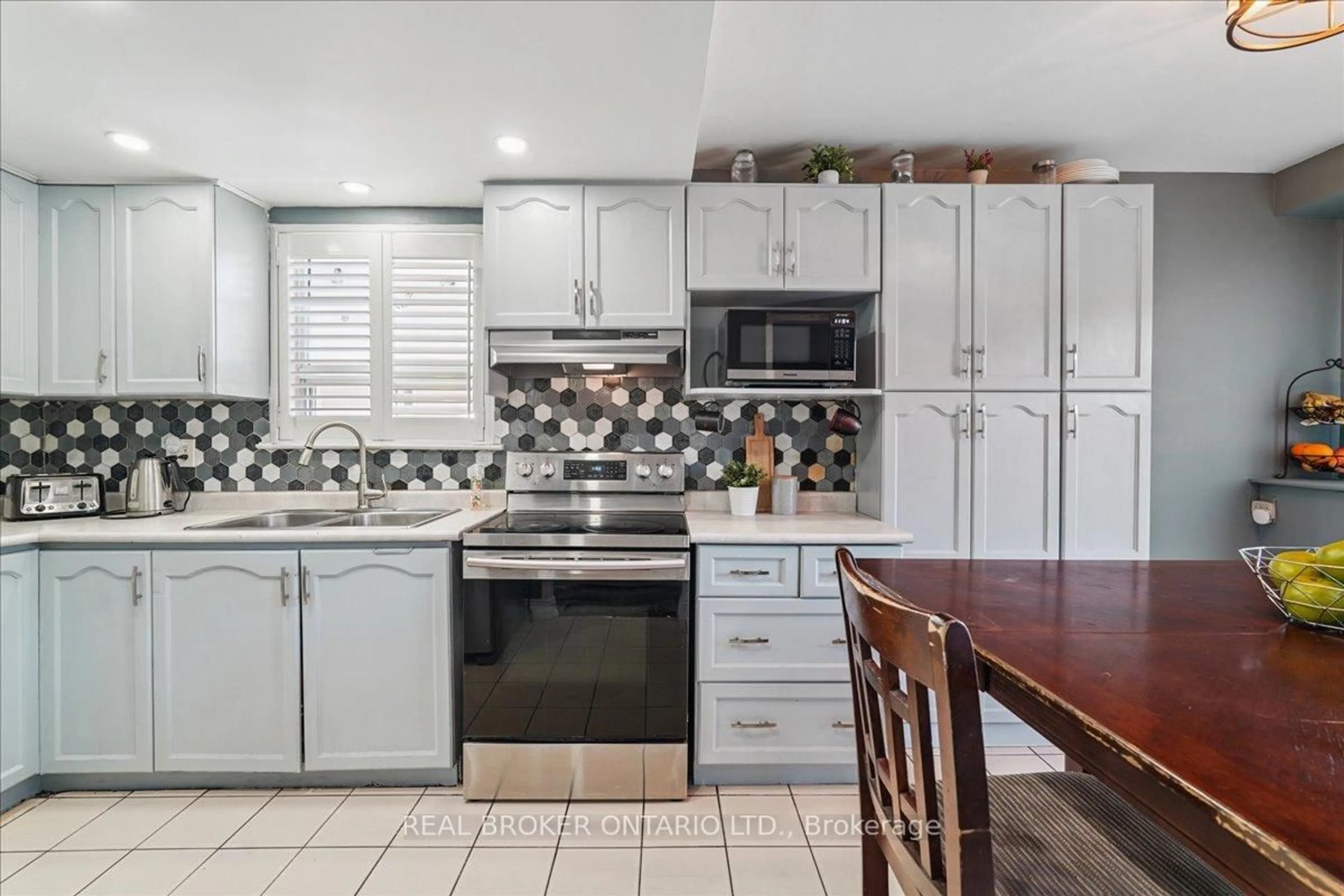 Open concept kitchen, ceramic/tile floor for 3106 Redbank Cres, Mississauga Ontario L4T 1V1