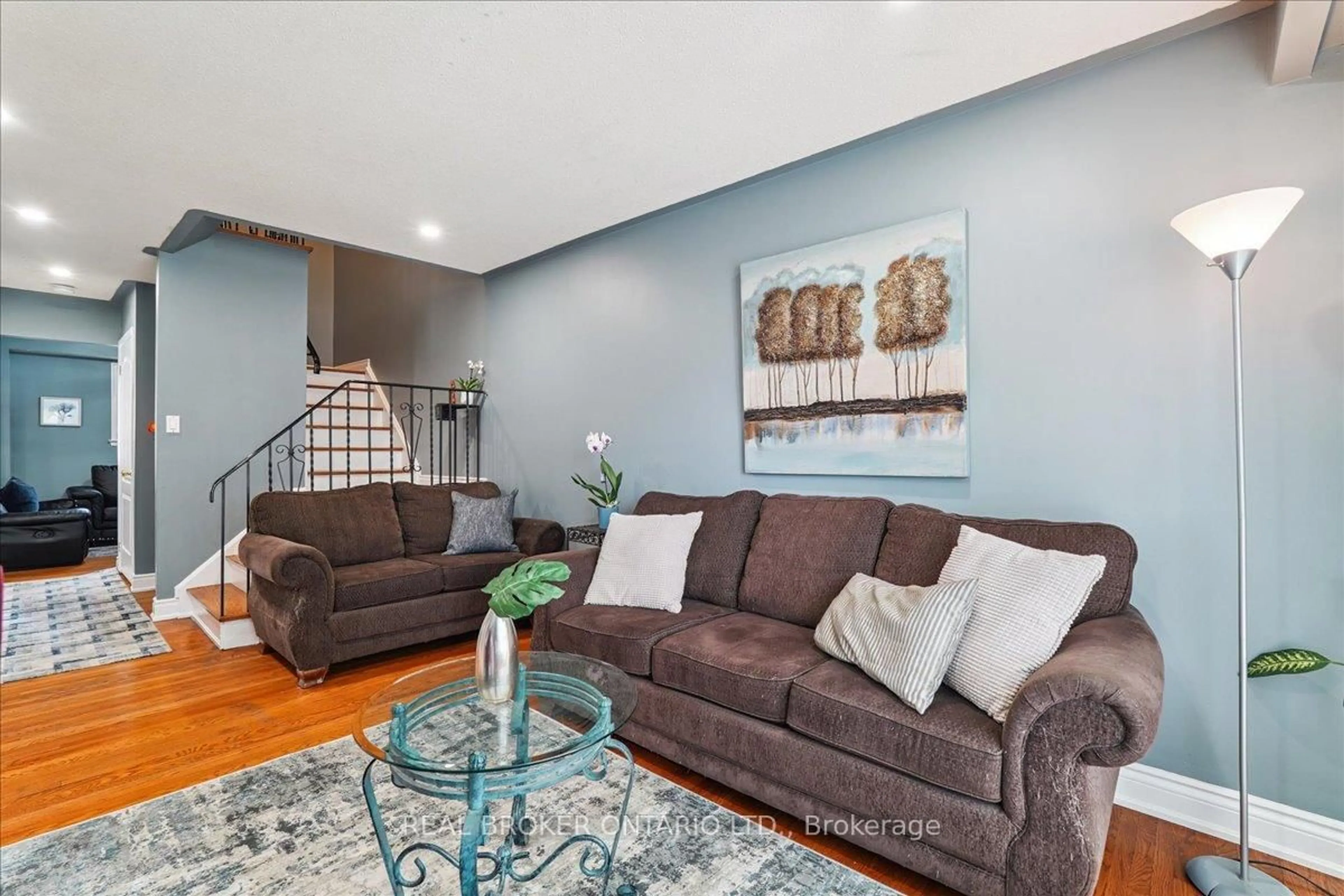 Living room with furniture, unknown for 3106 Redbank Cres, Mississauga Ontario L4T 1V1