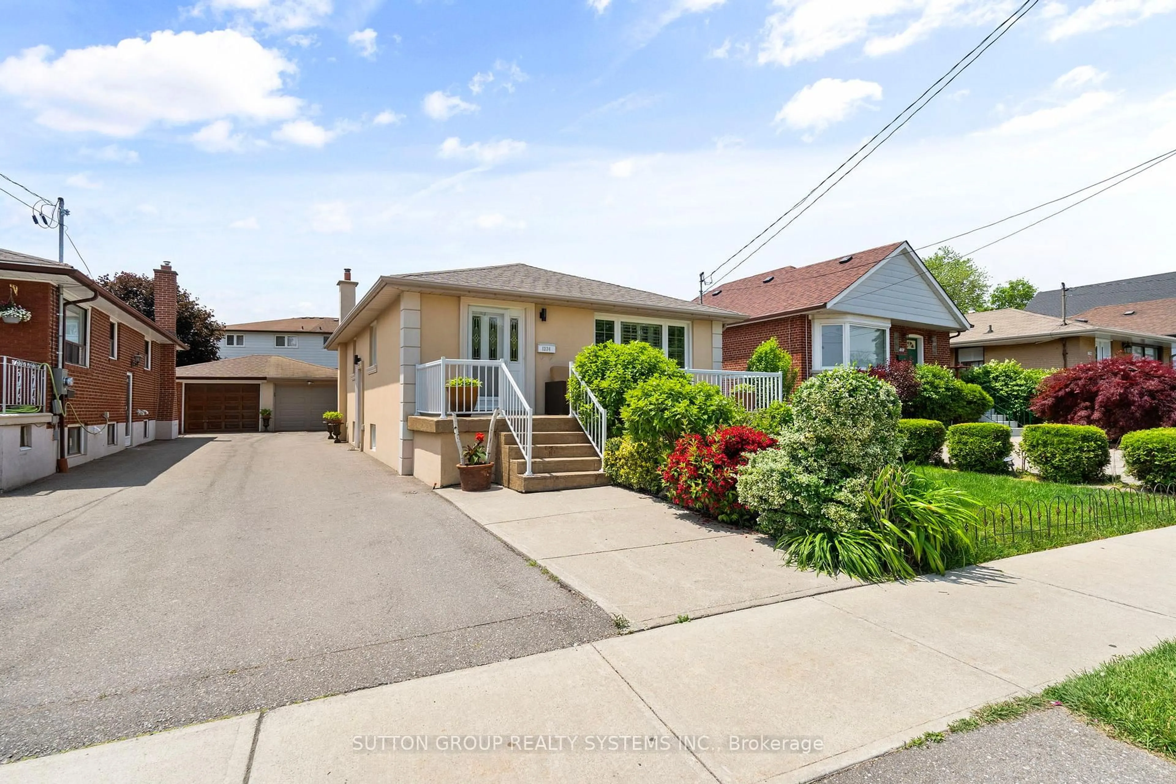 A pic from outside/outdoor area/front of a property/back of a property/a pic from drone, street for 1274 Alexandra Ave, Mississauga Ontario L5E 2A6