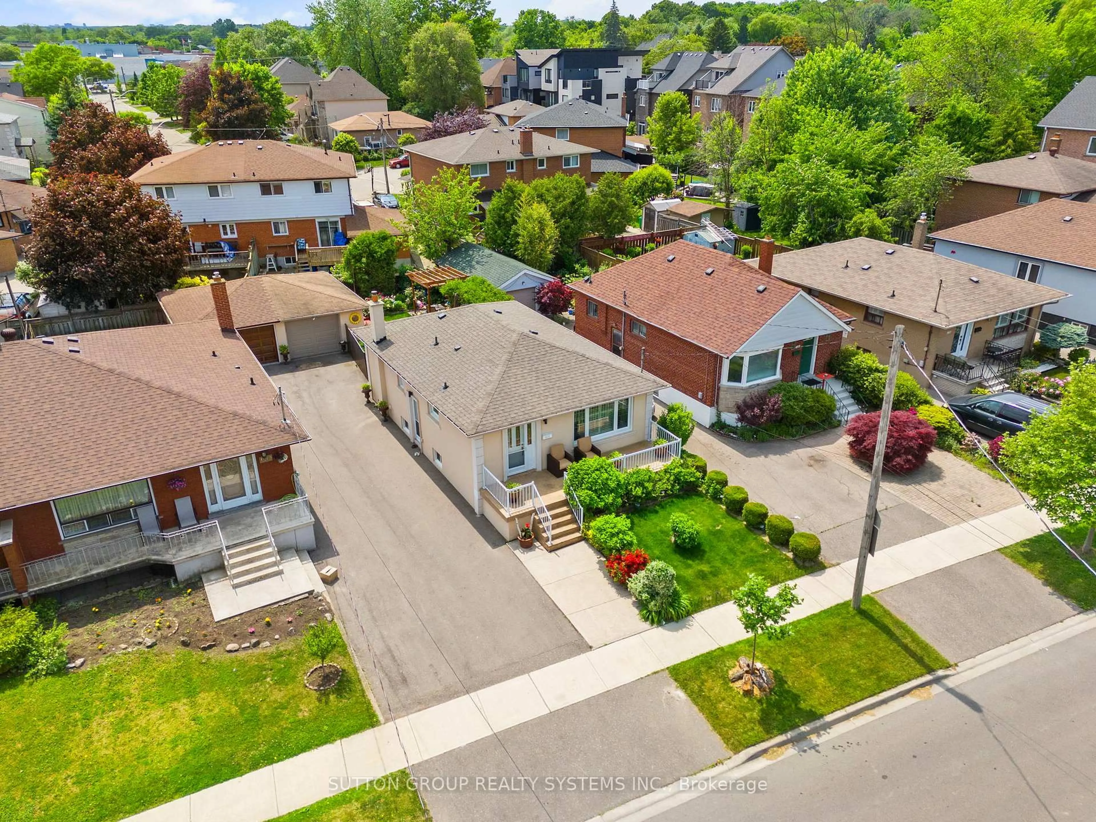 A pic from outside/outdoor area/front of a property/back of a property/a pic from drone, street for 1274 Alexandra Ave, Mississauga Ontario L5E 2A6