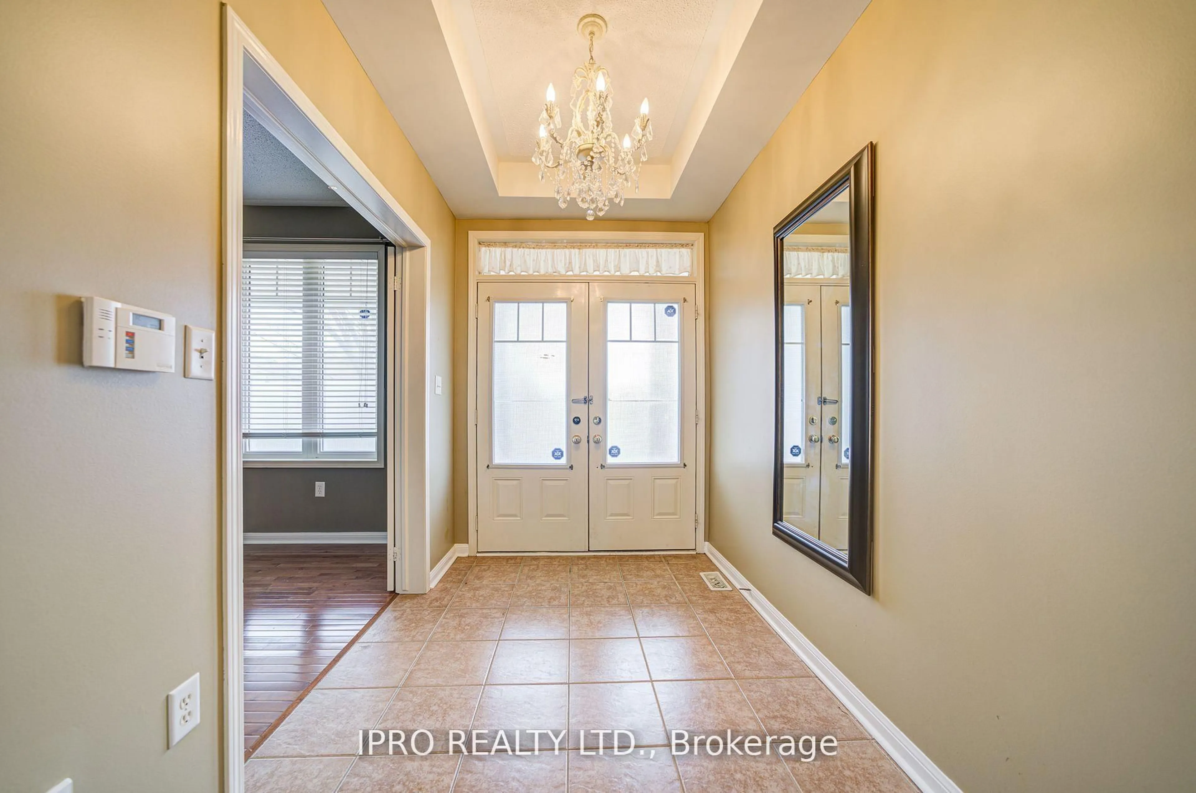 Indoor entryway for 7 Bonavista Dr, Brampton Ontario L6X 0N2