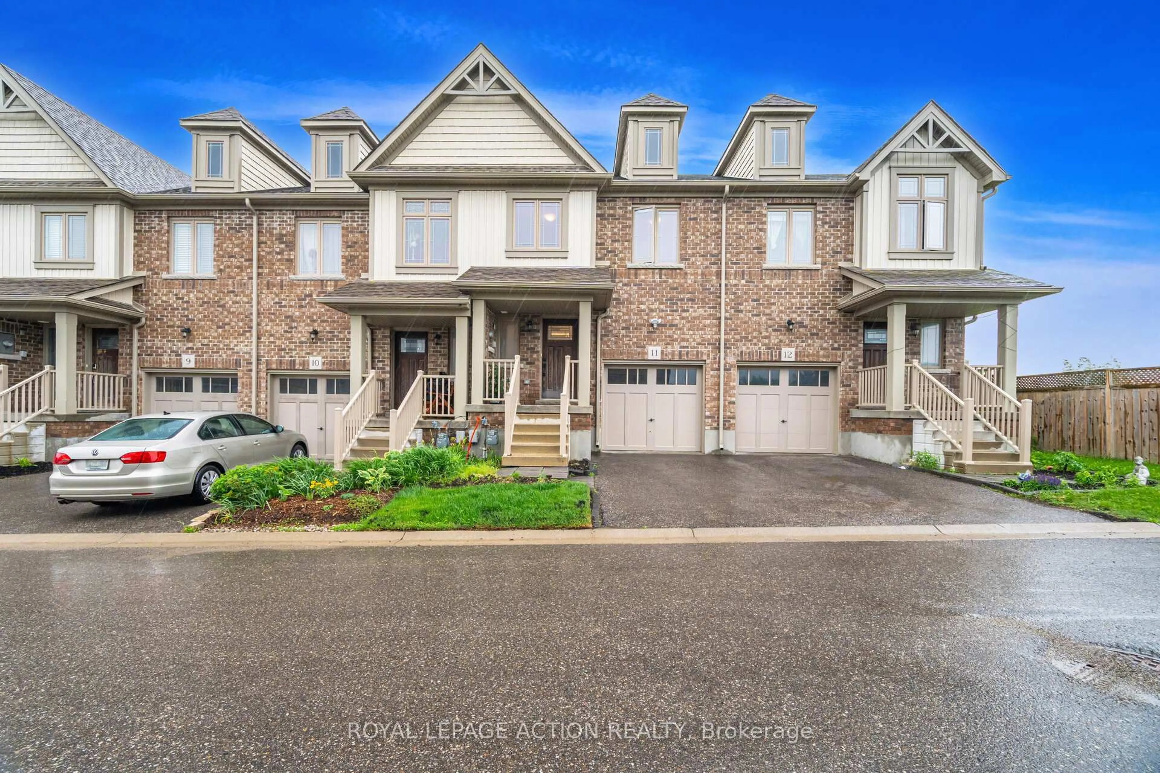 A pic from outside/outdoor area/front of a property/back of a property/a pic from drone, street for 124 Parkinson Cres #11, Orangeville Ontario L9W 6X3