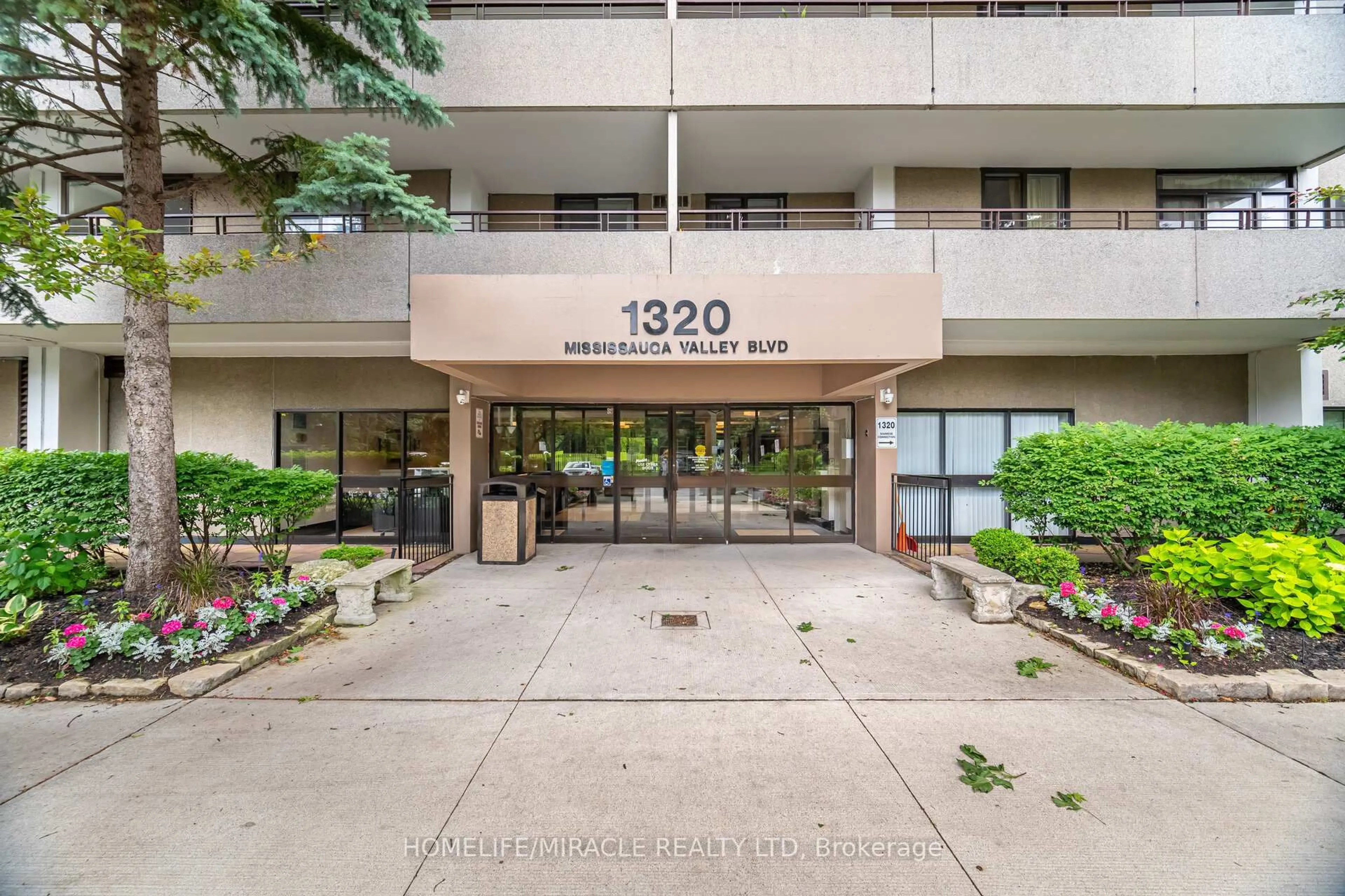 Indoor foyer for 1320 Mississauga valley Blvd #515, Mississauga Ontario L5A 3R6