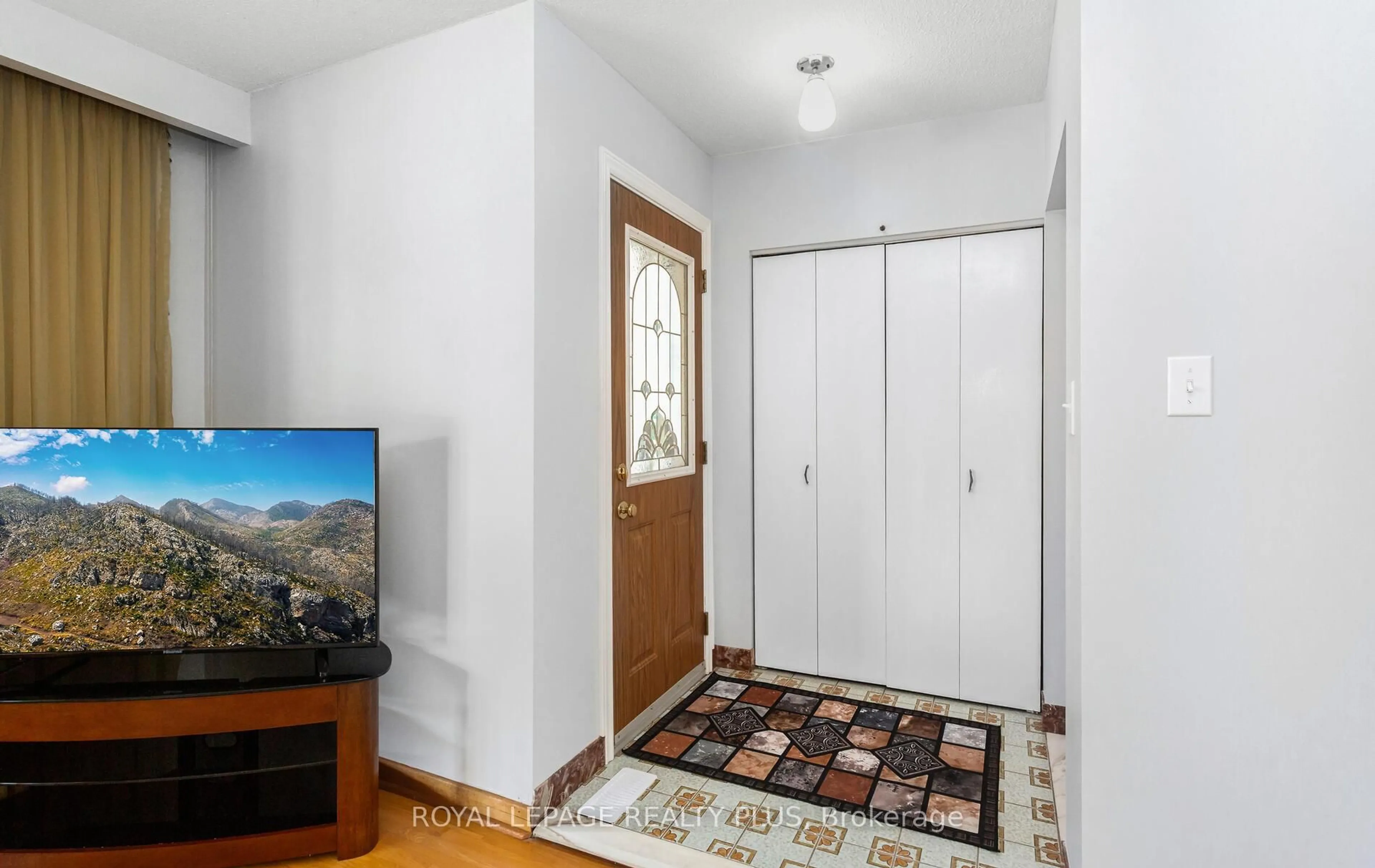 Indoor entryway for 10 Helmsdale Cres, Toronto Ontario M9V 3X9