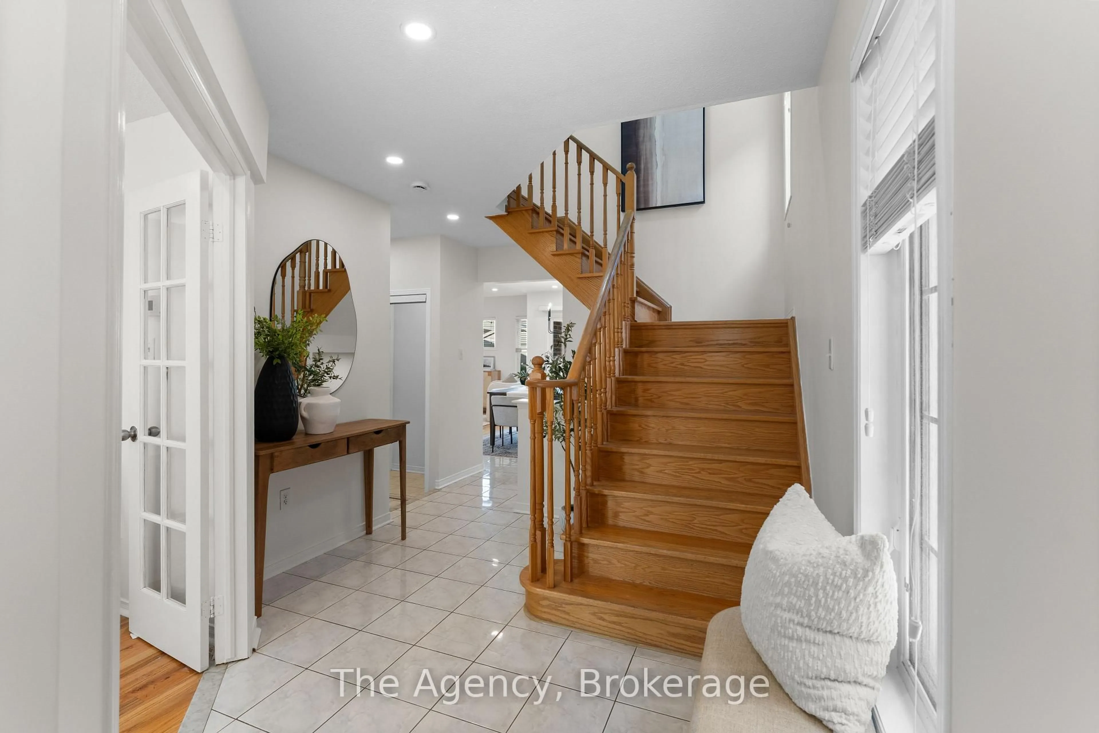 Indoor entryway for 5427 Jacada Rd, Burlington Ontario L7L 7N3