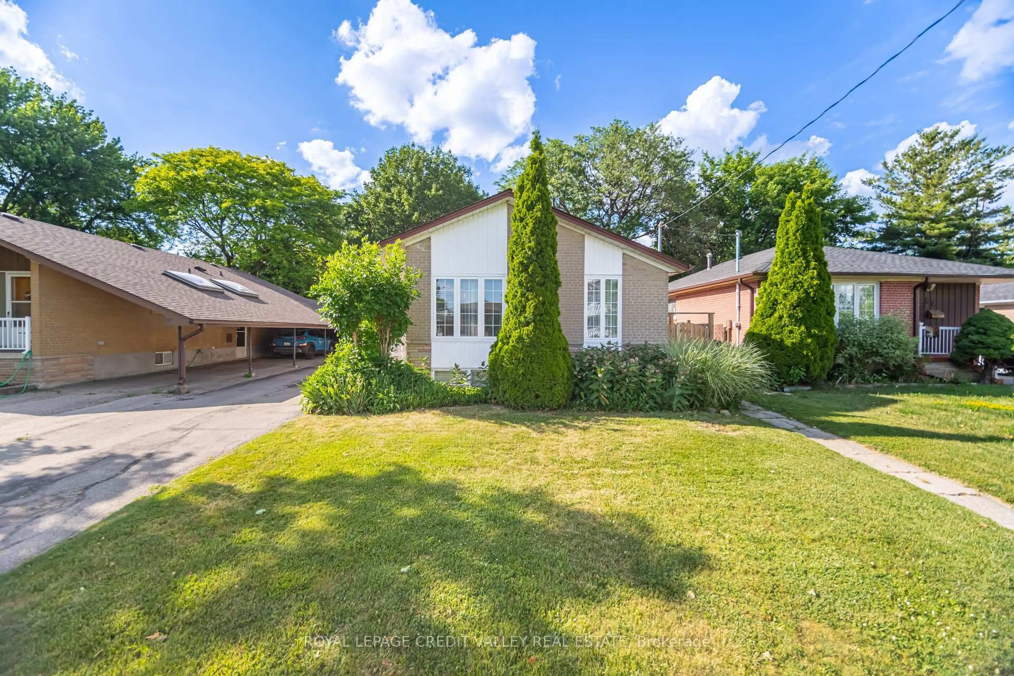 A pic from outside/outdoor area/front of a property/back of a property/a pic from drone, street for 55 Taysham Cres, Toronto Ontario M9V 1X1