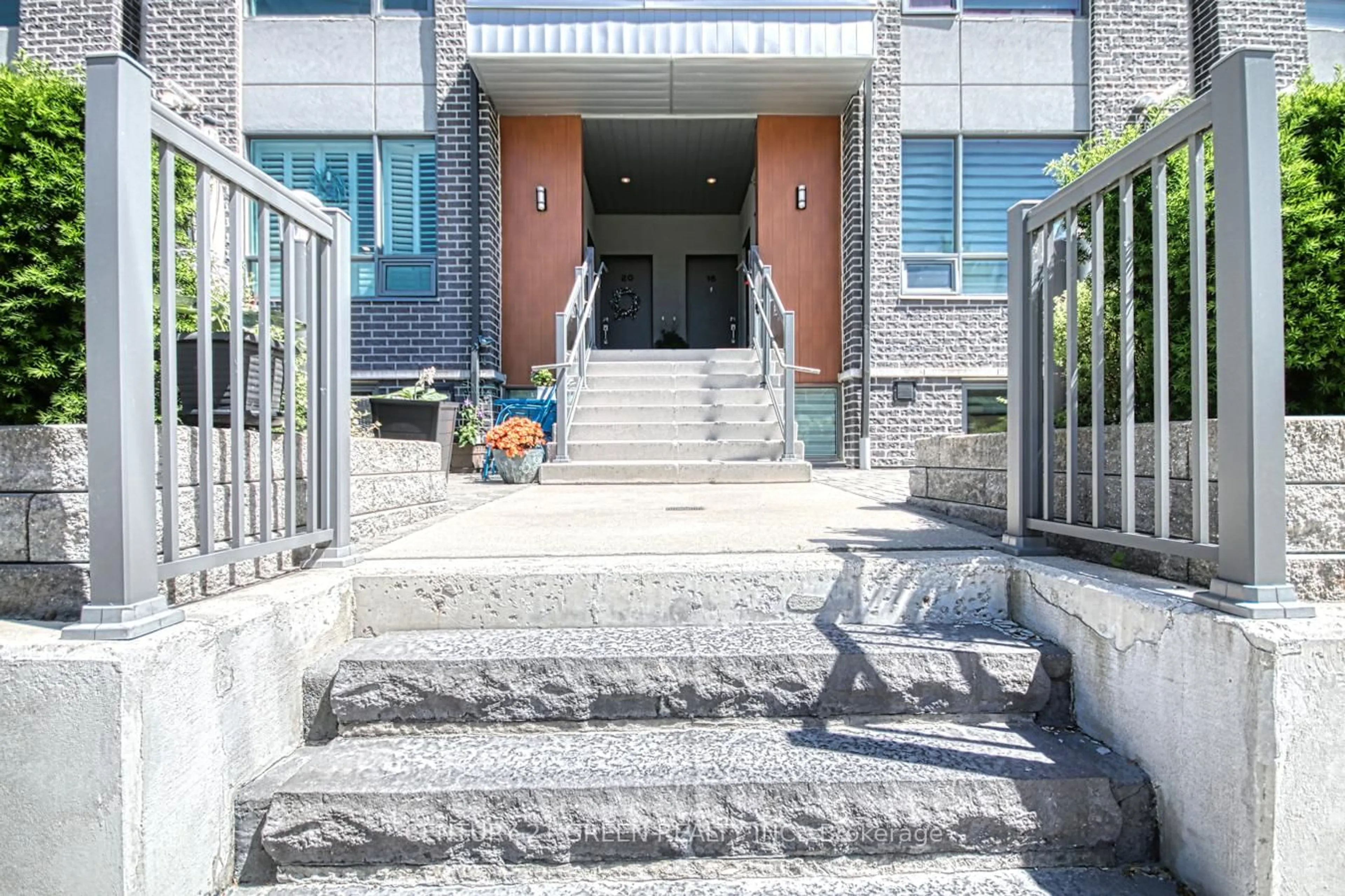 Indoor foyer for 680 Atwater Ave #19, Mississauga Ontario L5G 0B6