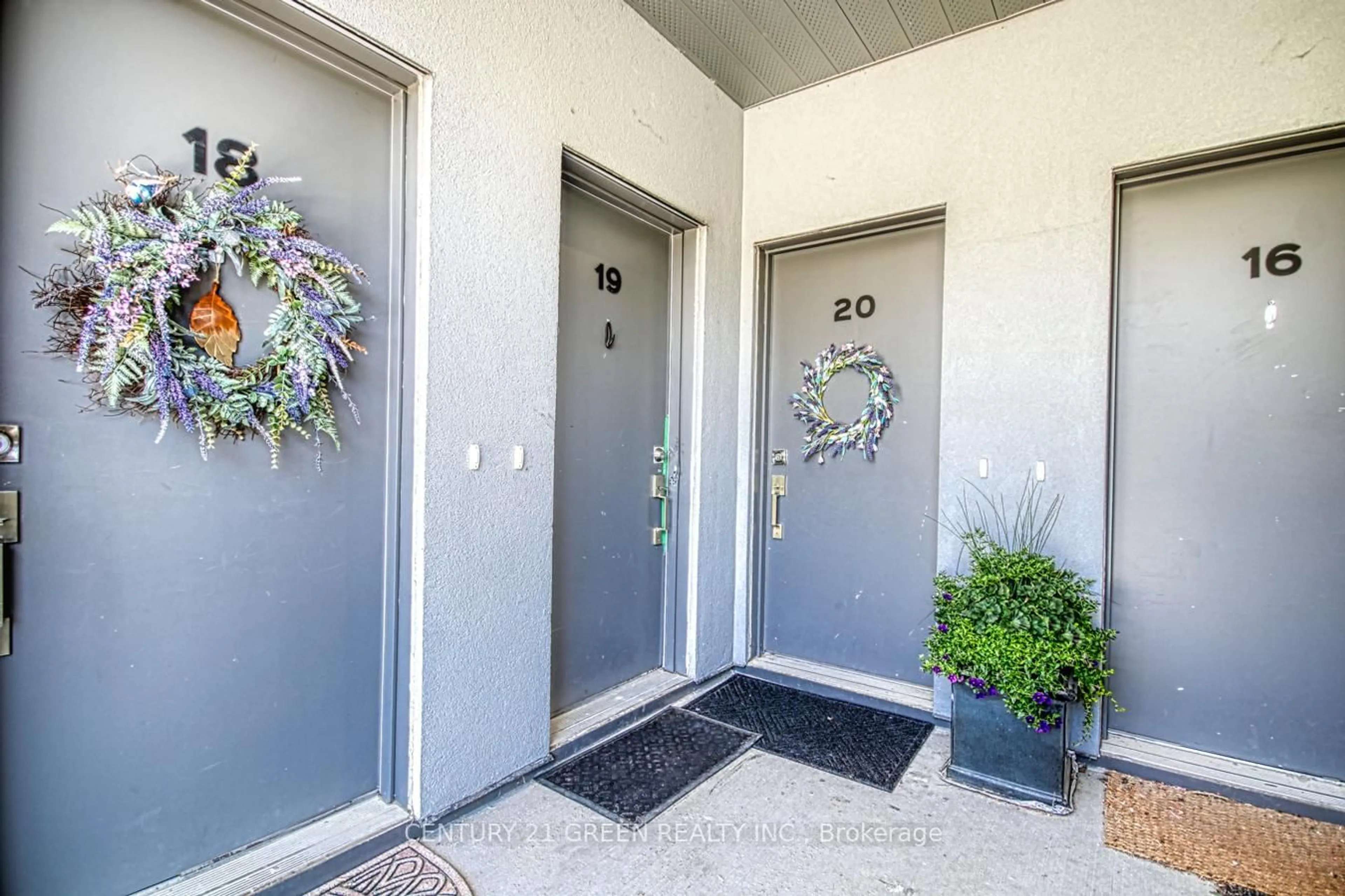 Indoor entryway for 680 Atwater Ave #19, Mississauga Ontario L5G 0B6