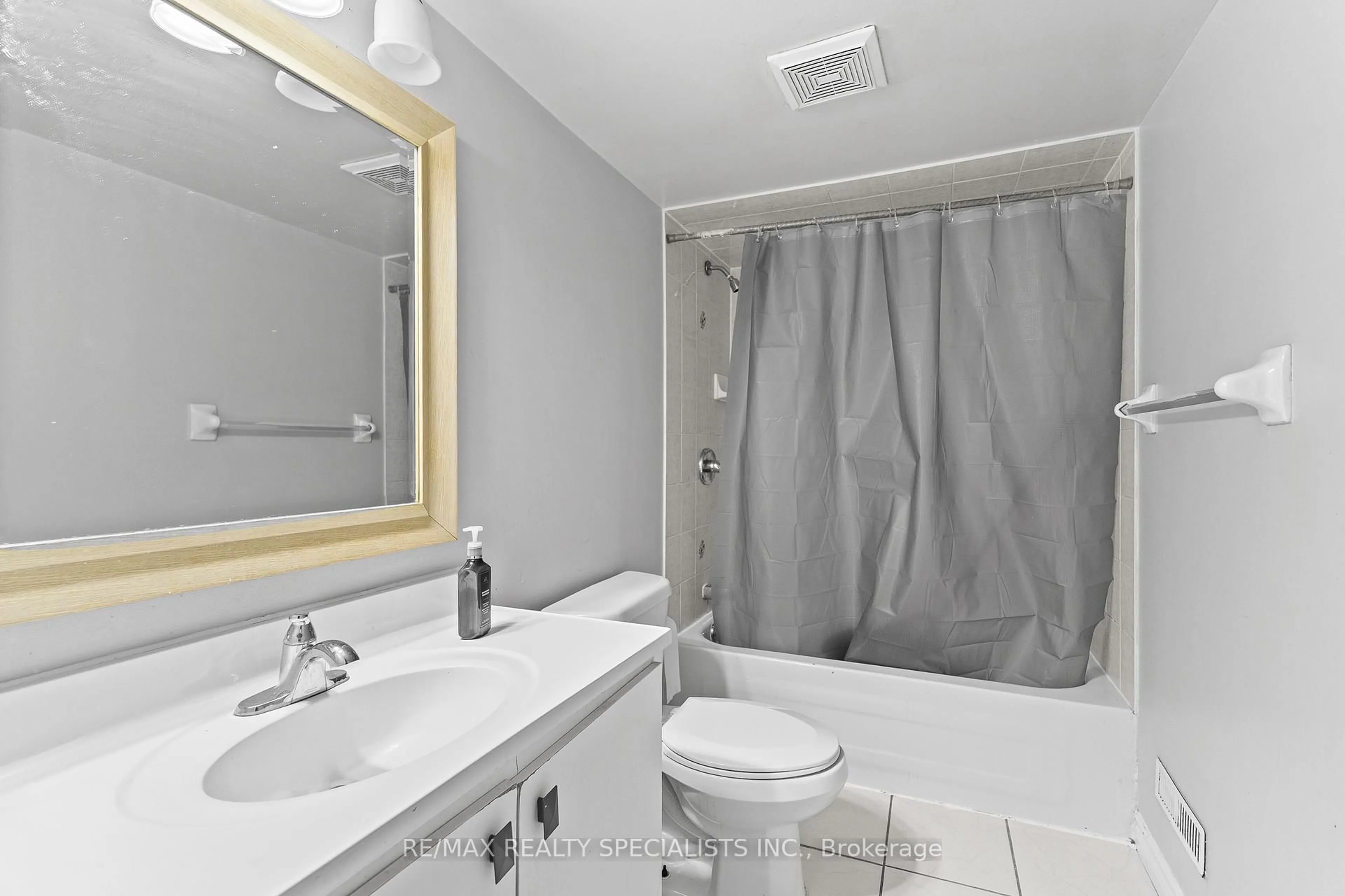 Standard bathroom, unknown for 60 Sunny Meadow Blvd, Brampton Ontario L6R 1Y7