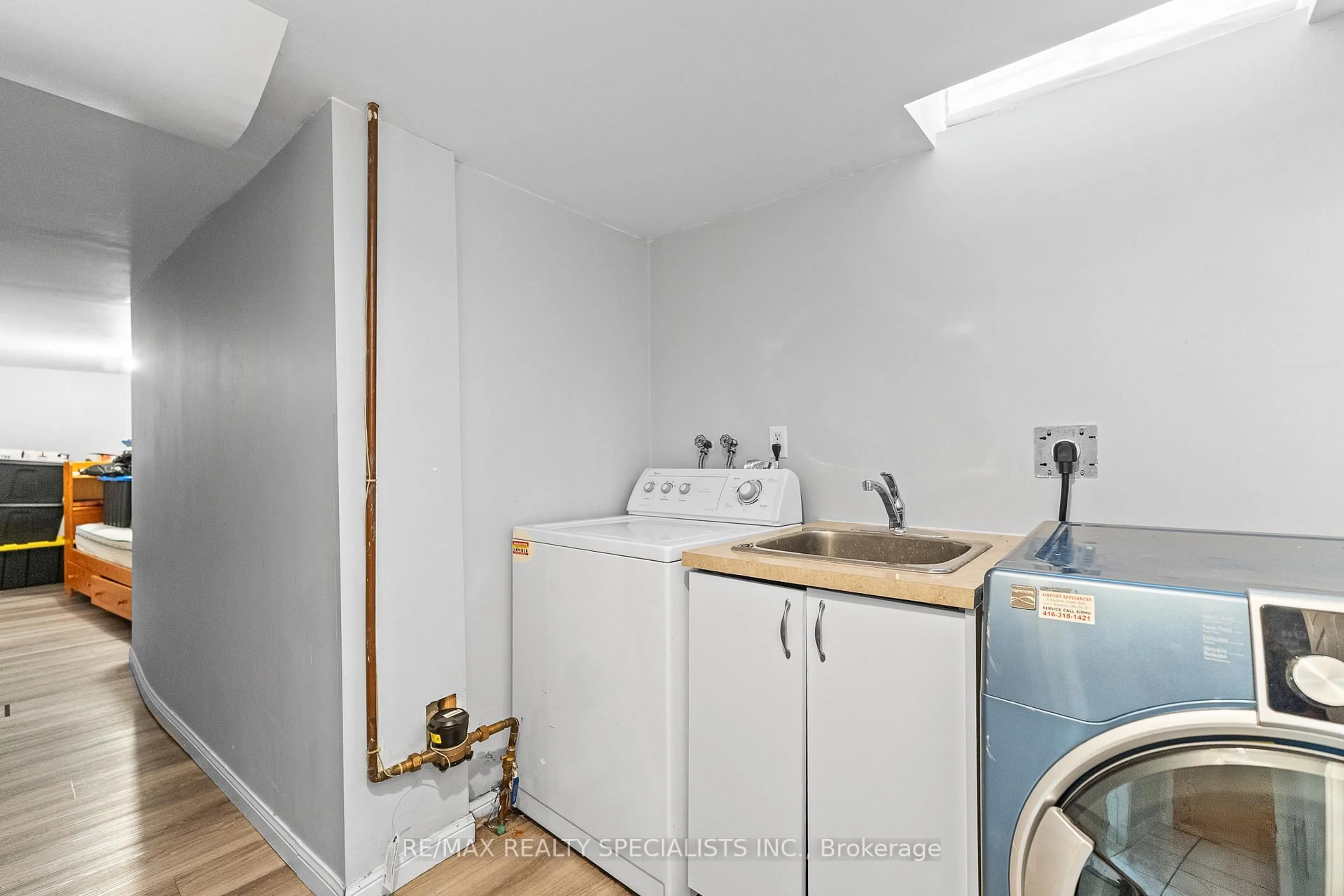 Laundry room for 60 Sunny Meadow Blvd, Brampton Ontario L6R 1Y7