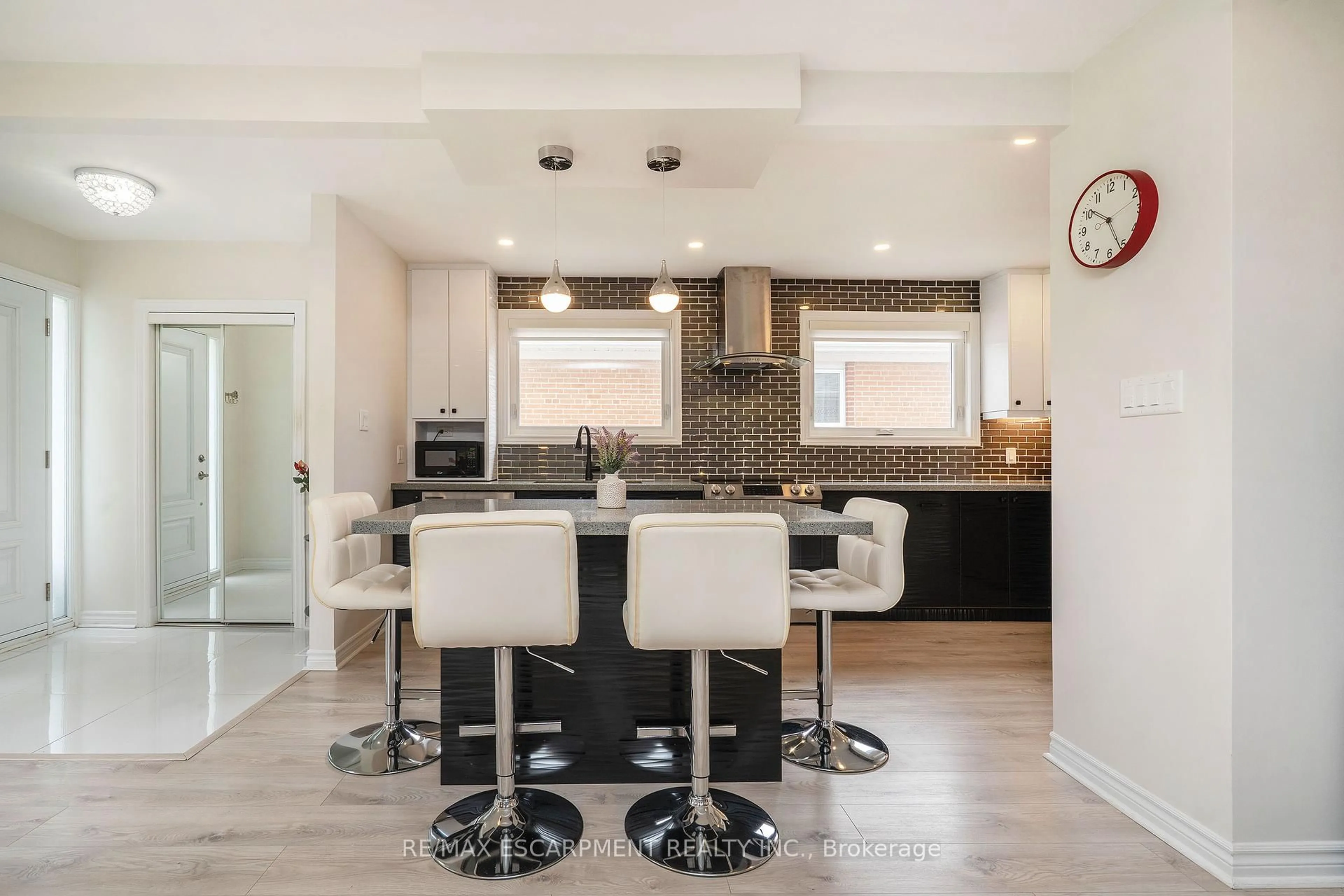 Contemporary kitchen, unknown for 1496 Tyneburn Cres, Mississauga Ontario L4X 1P9