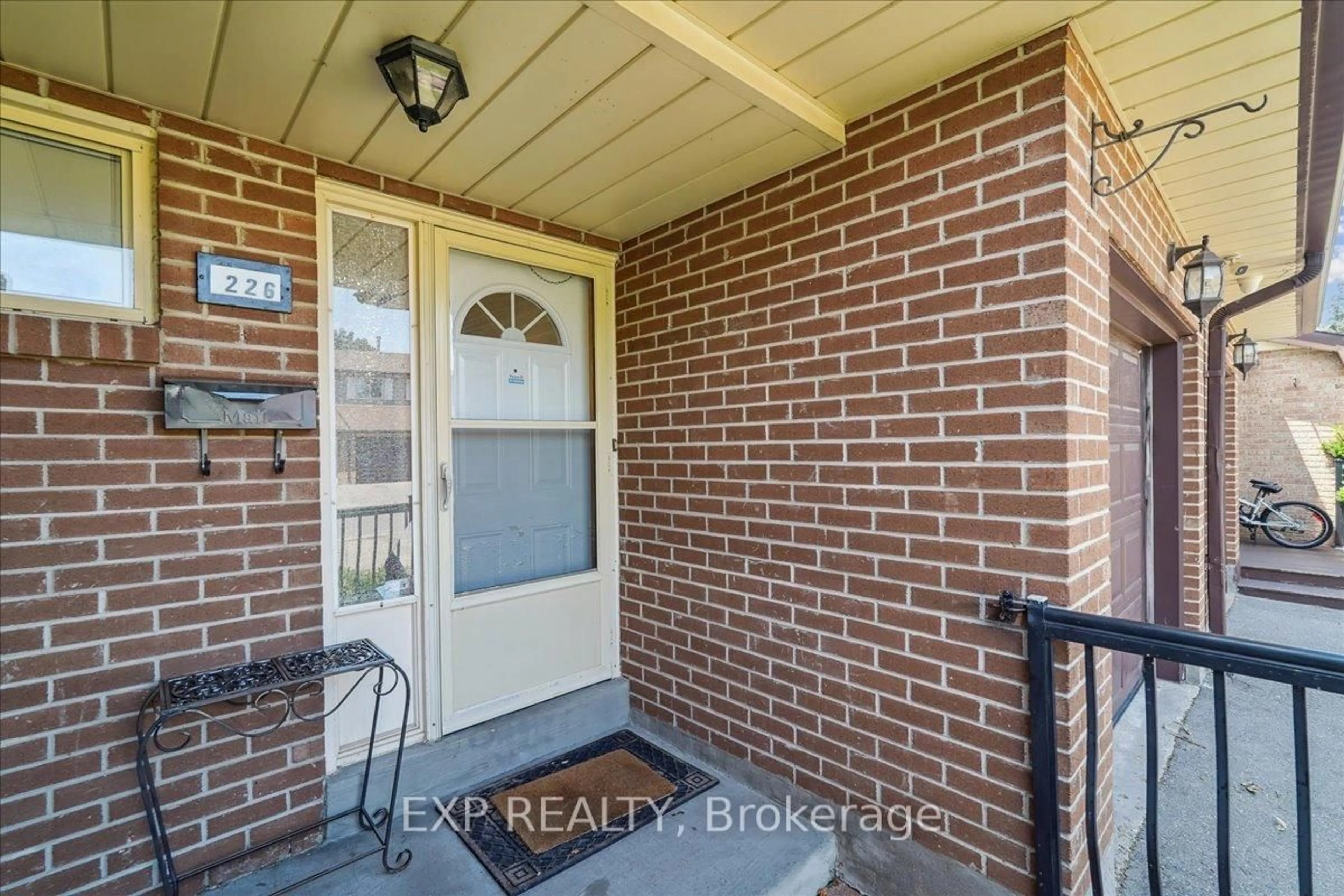Indoor entryway for 226 Baronwood Crt #226, Brampton Ontario L6V 3H9