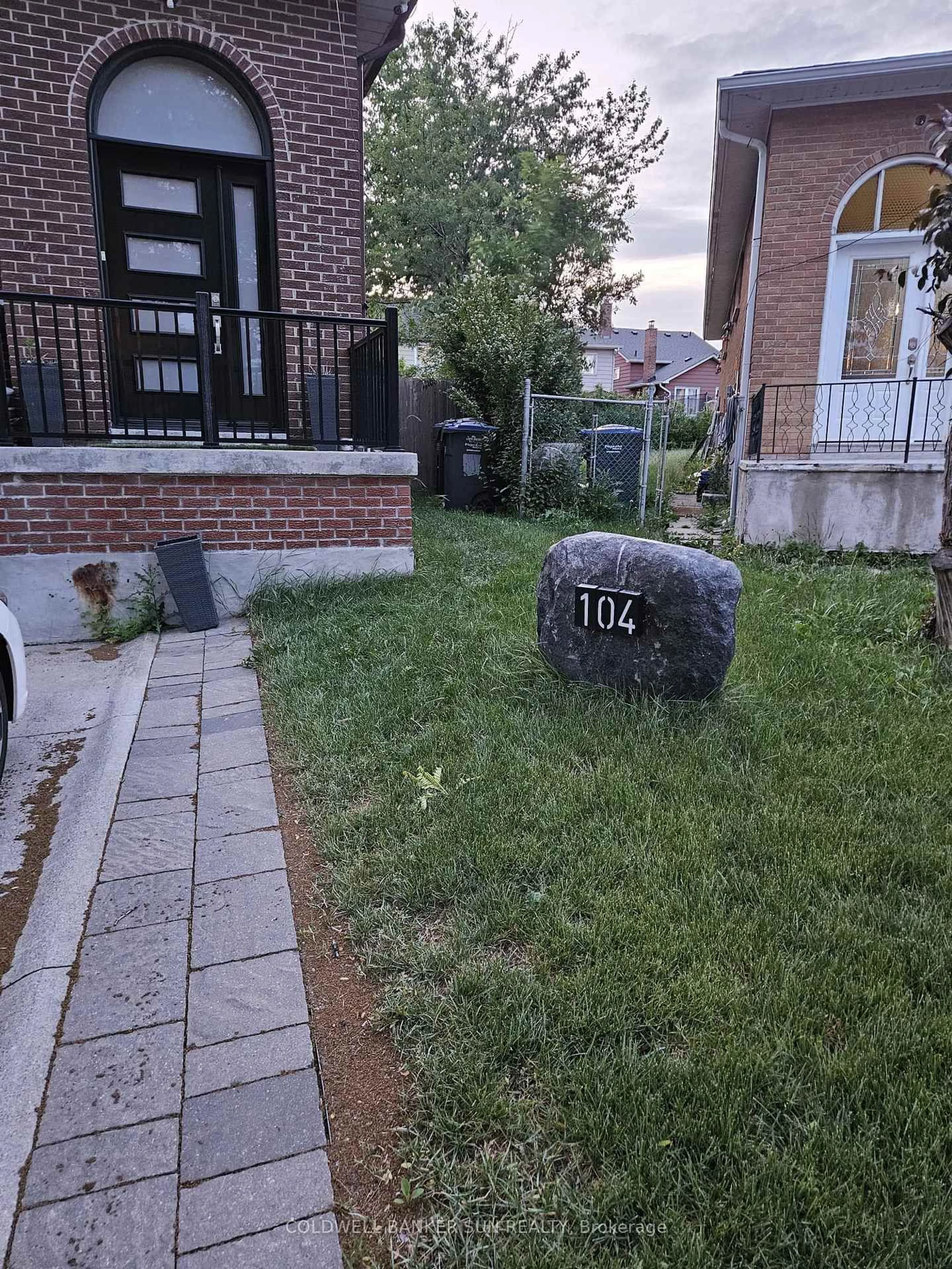 Patio, street for 104 Abell Dr, Brampton Ontario L6V 2Z8