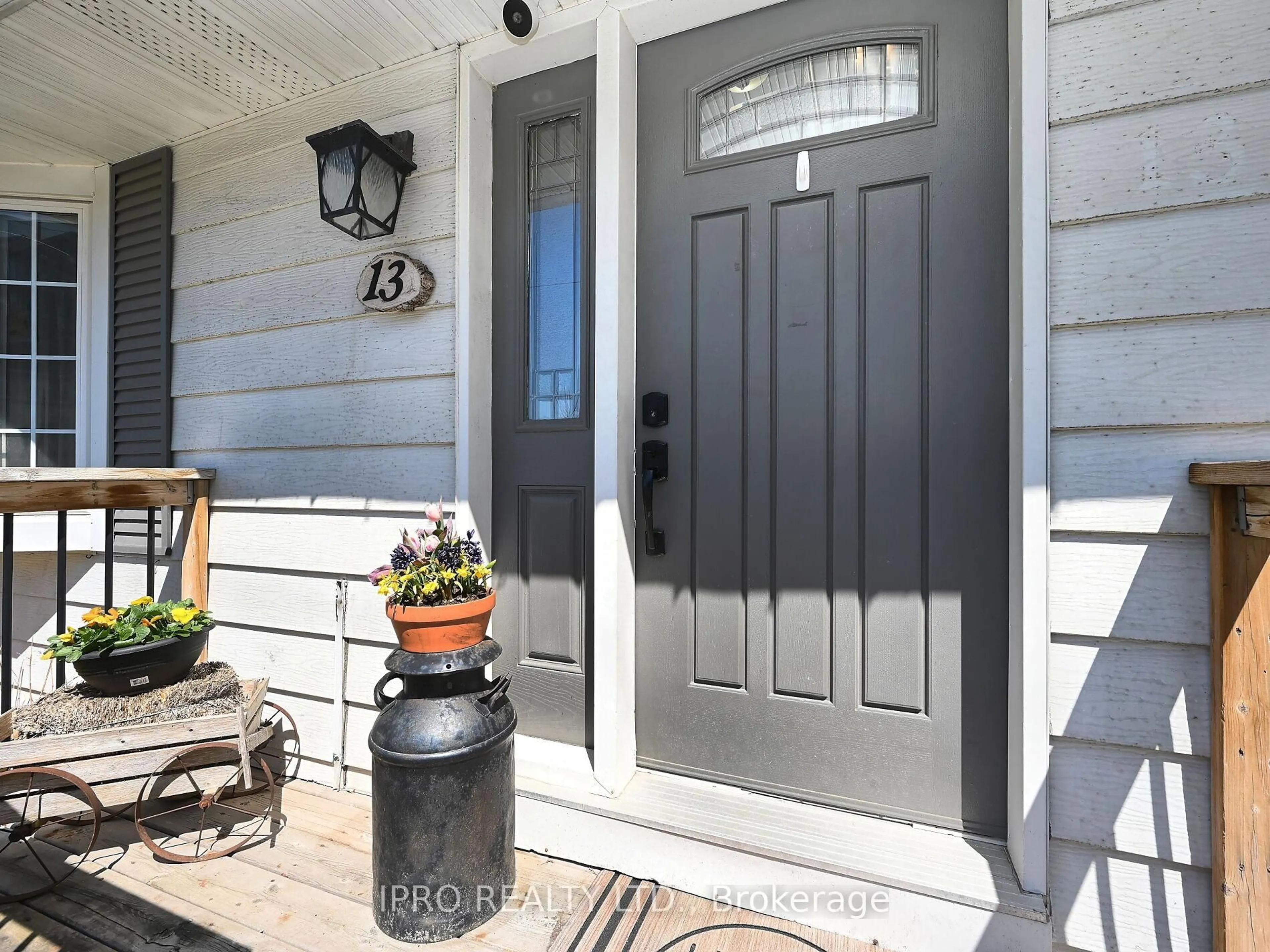 Indoor entryway for 13 Avon Park Dr, Toronto Ontario M8Z 3X3