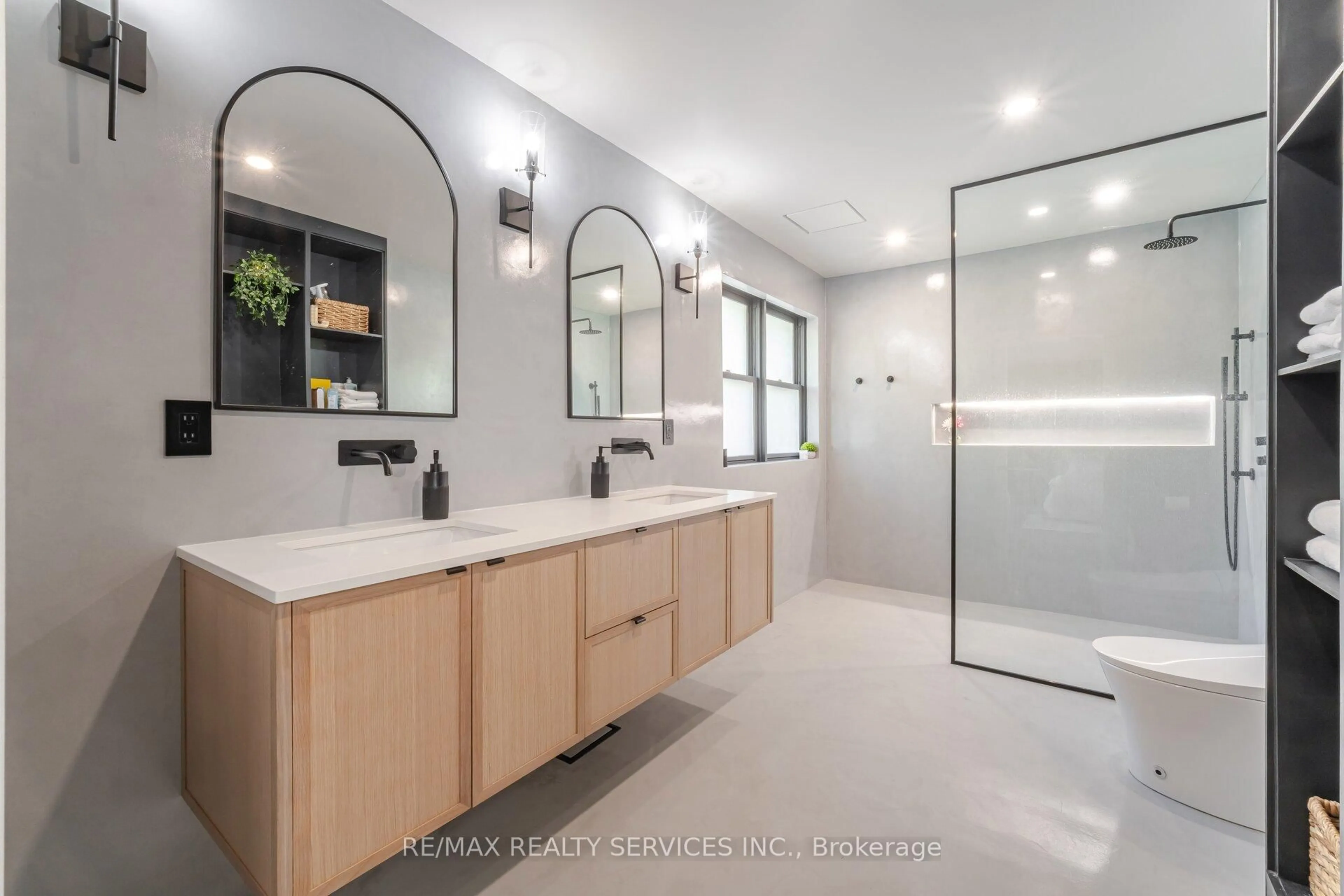 Contemporary bathroom, ceramic/tile floor for 6 John Beck Cres, Brampton Ontario L6W 2T3