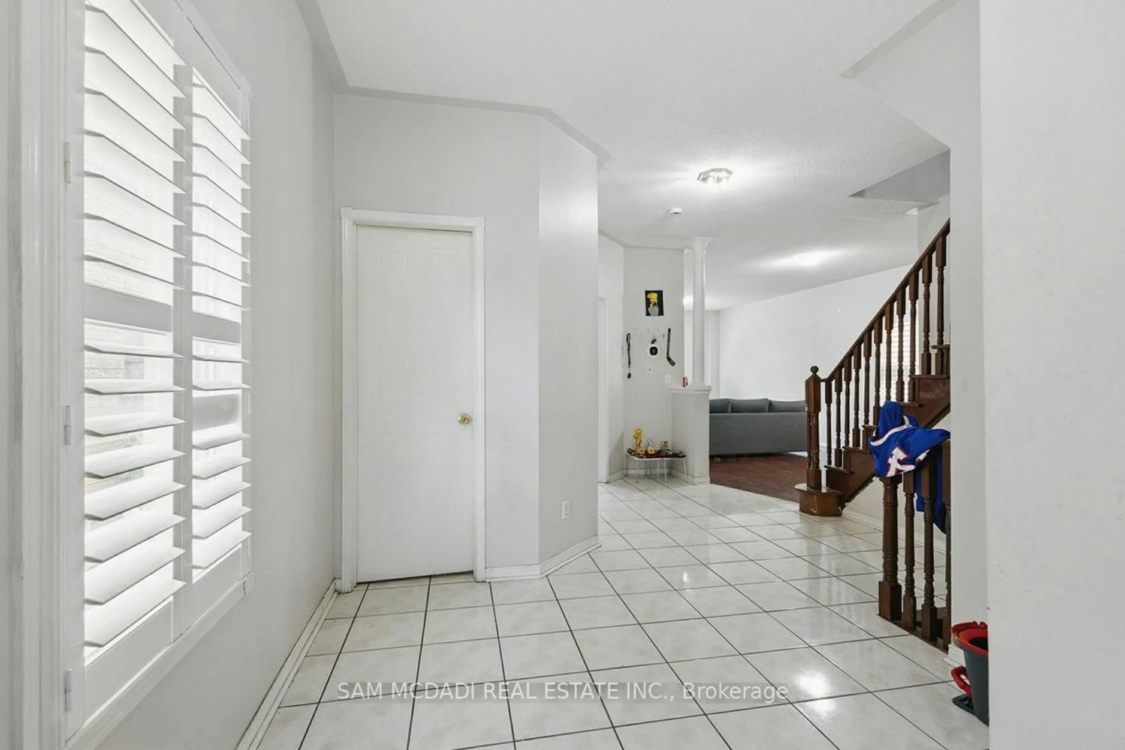 Indoor foyer for 7258 Dime Cres, Mississauga Ontario L5W 1K6