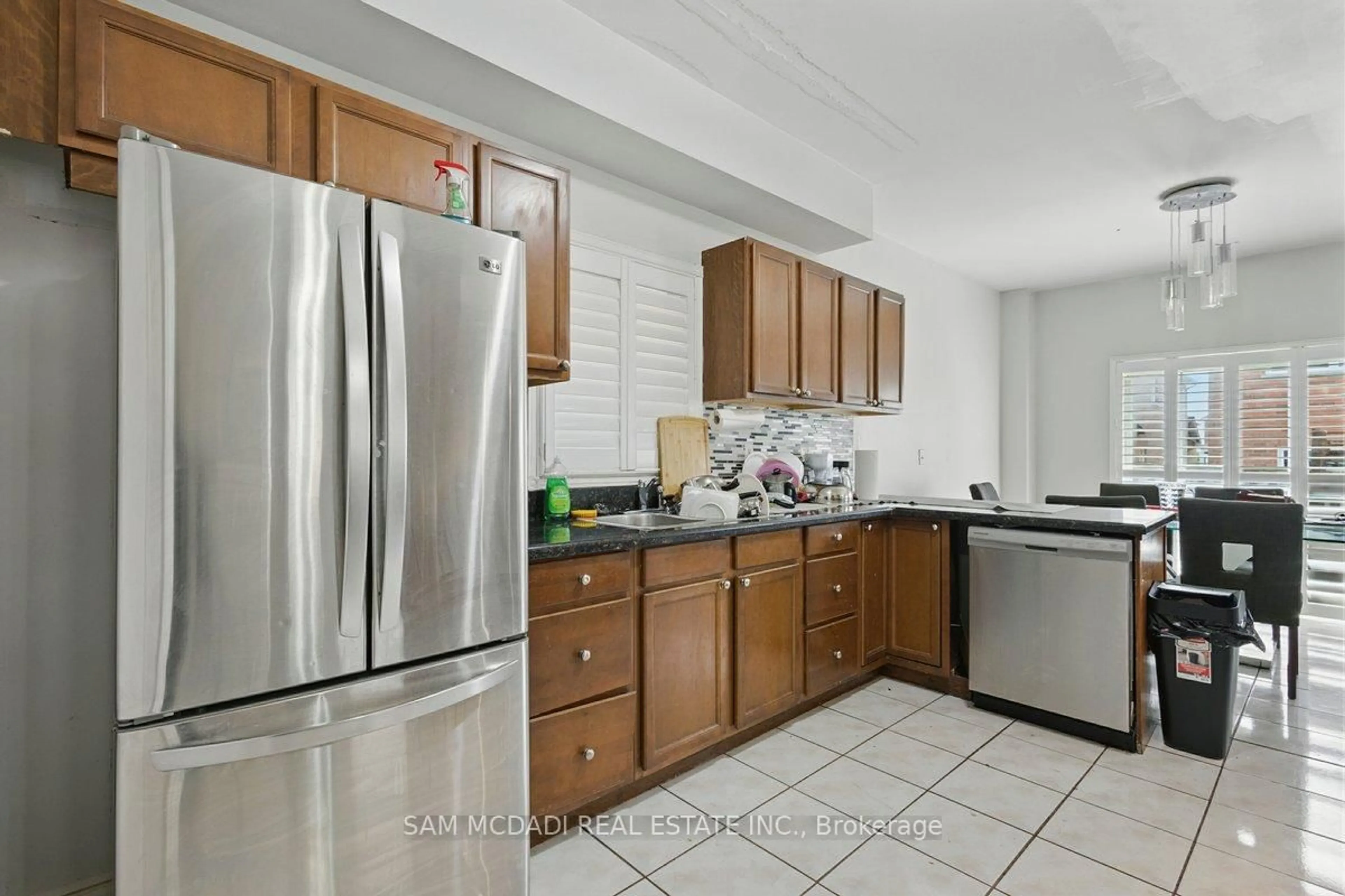 Standard kitchen, ceramic/tile floor for 7258 Dime Cres, Mississauga Ontario L5W 1K6