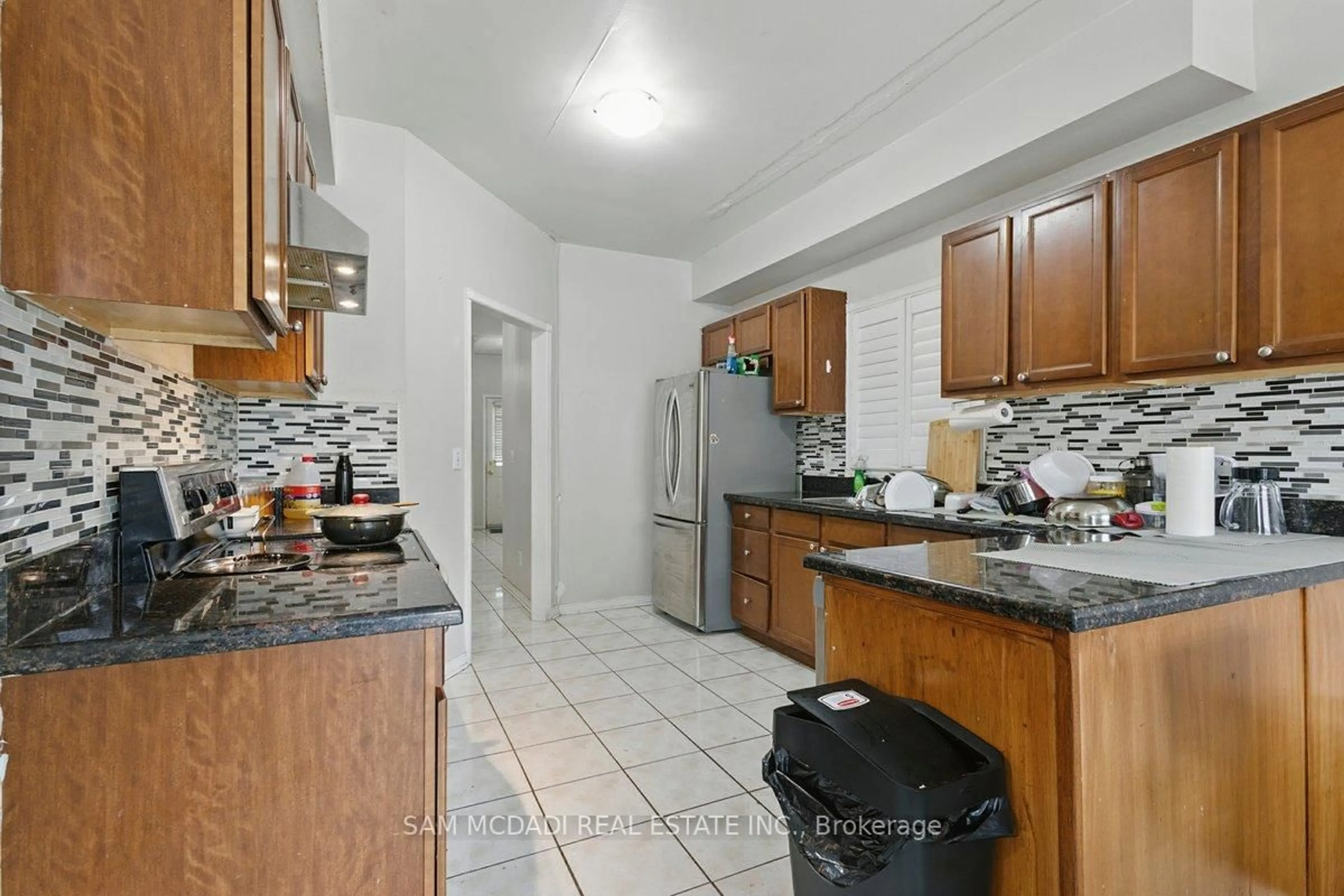 Standard kitchen, unknown for 7258 Dime Cres, Mississauga Ontario L5W 1K6