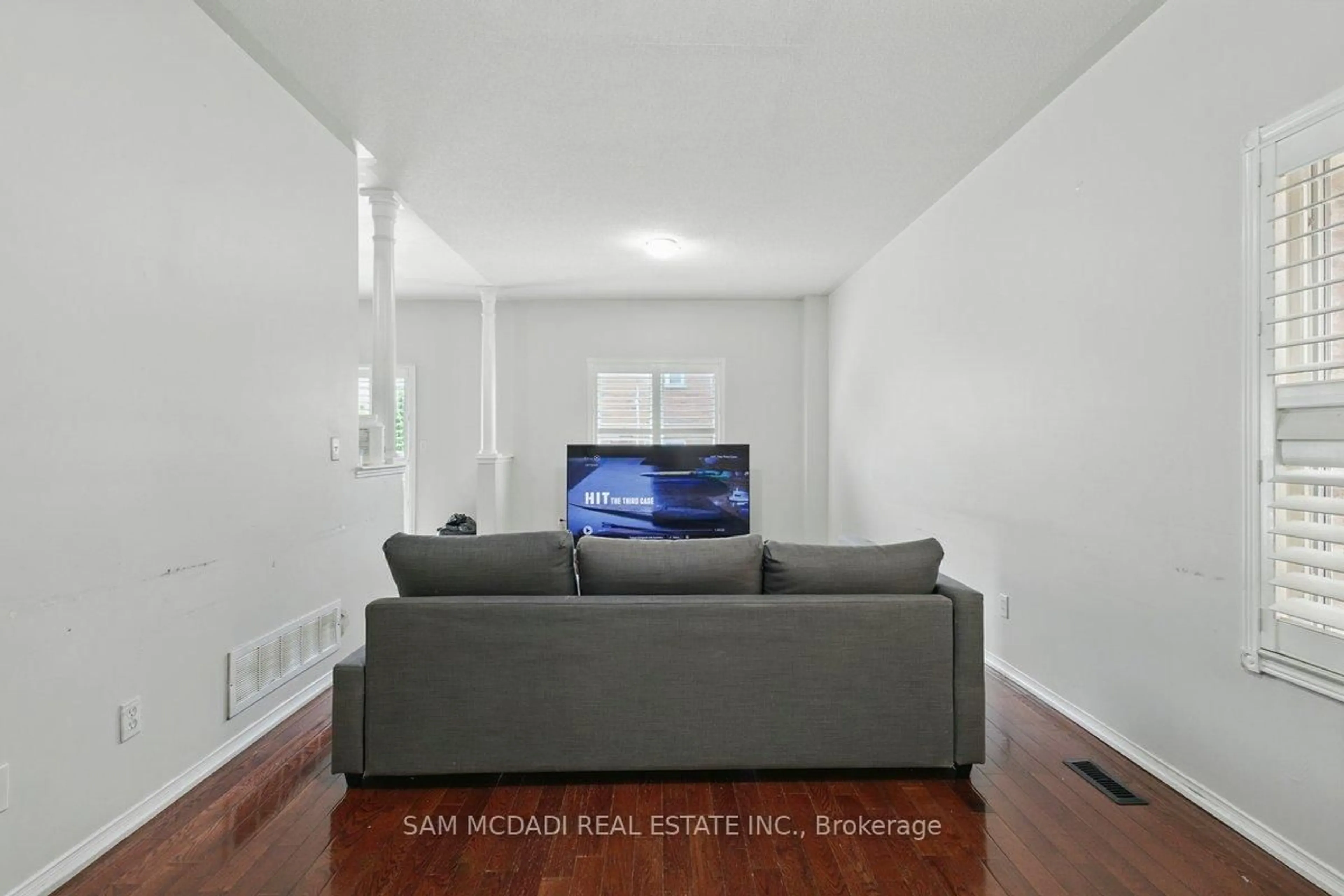 Living room with furniture, unknown for 7258 Dime Cres, Mississauga Ontario L5W 1K6