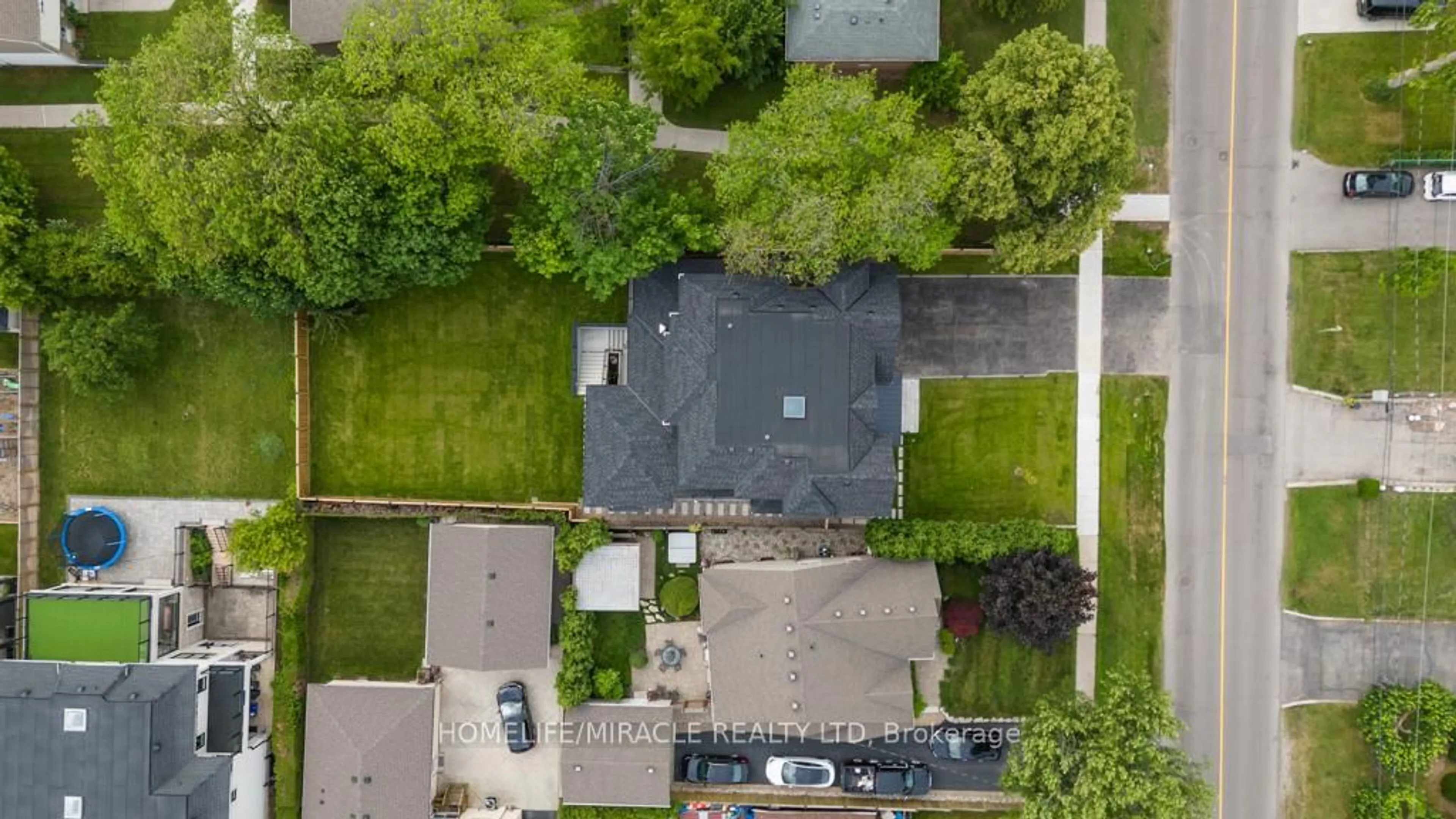 A pic from outside/outdoor area/front of a property/back of a property/a pic from drone, street for 282 Maurice Dr, Oakville Ontario L6K 2X3
