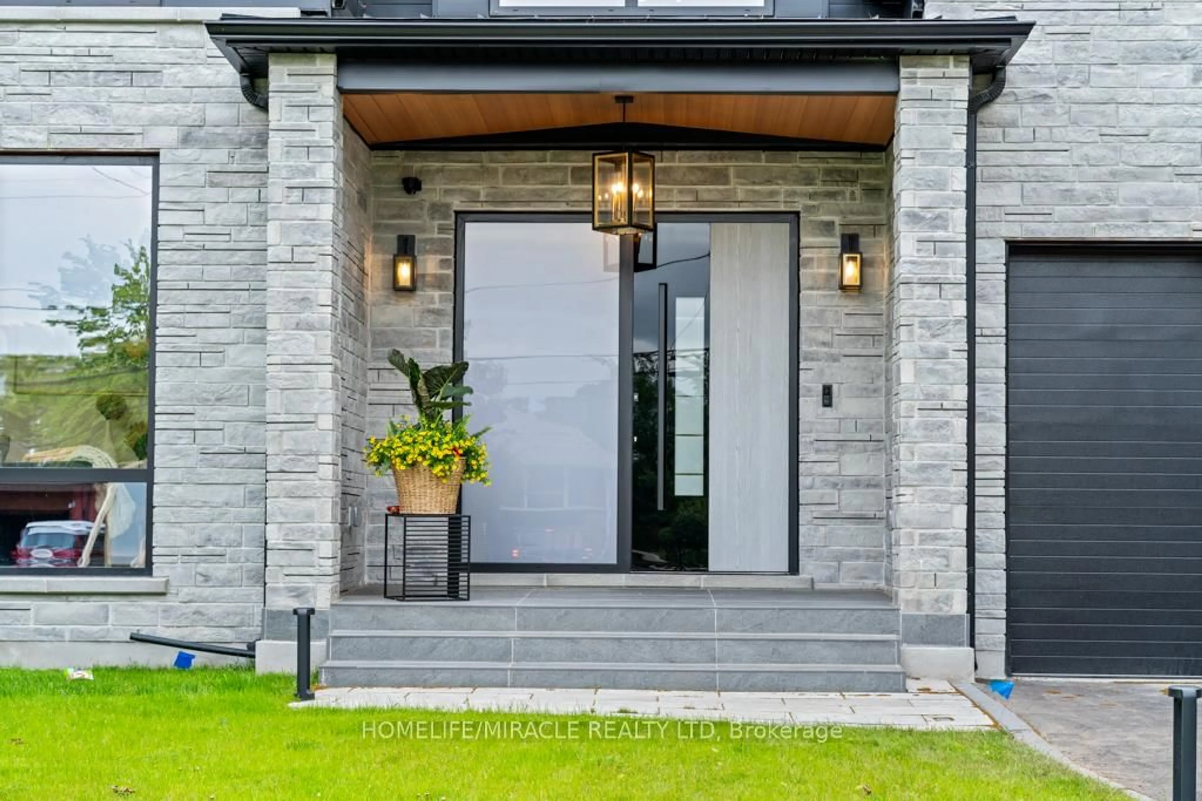 Indoor entryway for 282 Maurice Dr, Oakville Ontario L6K 2X3