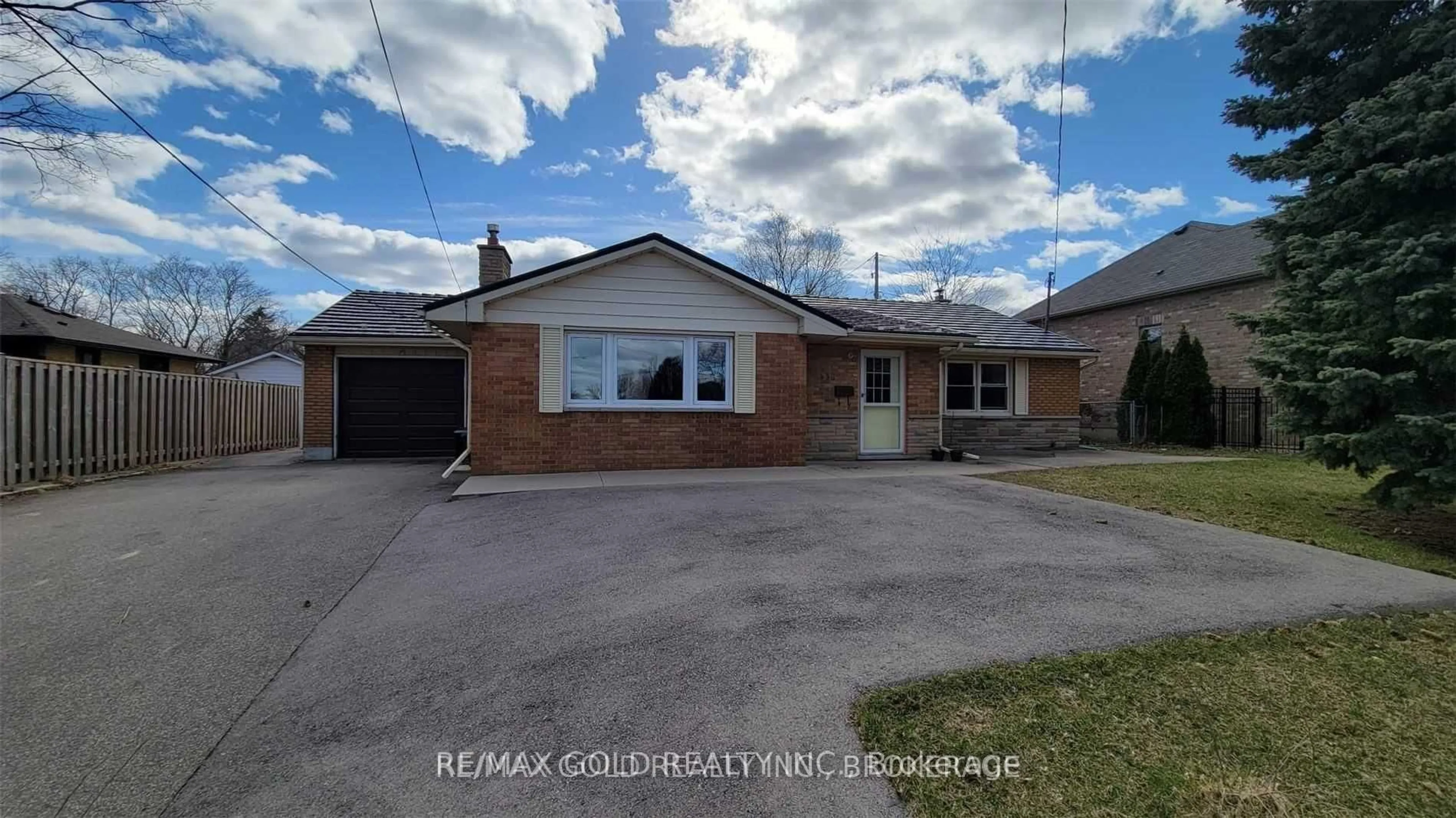 A pic from outside/outdoor area/front of a property/back of a property/a pic from drone, street for 538 Dynes Rd, Burlington Ontario L7N 2V2